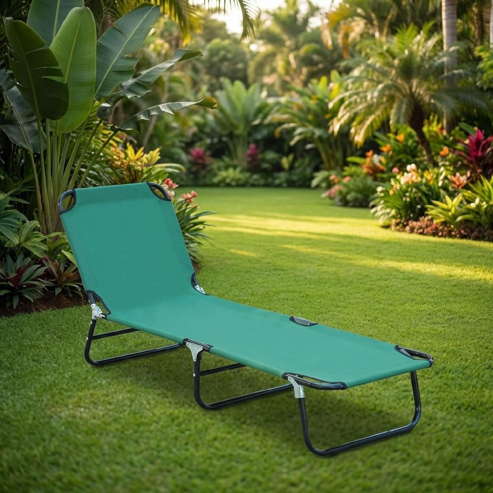 Lettino prendisole verde su prato soleggiato con piante tropicali.