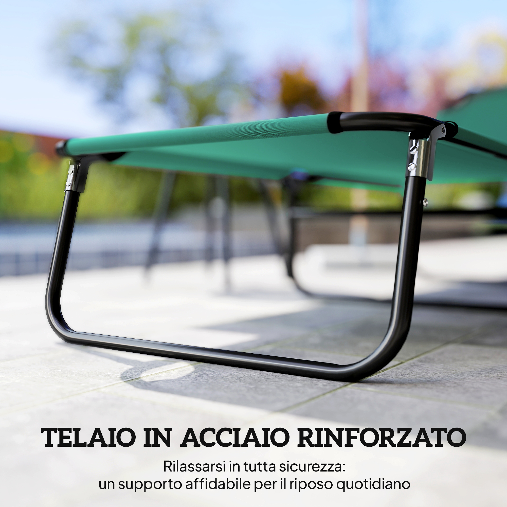 Una sdraio verde con telaio in metallo nero è su un patio pavimentato.