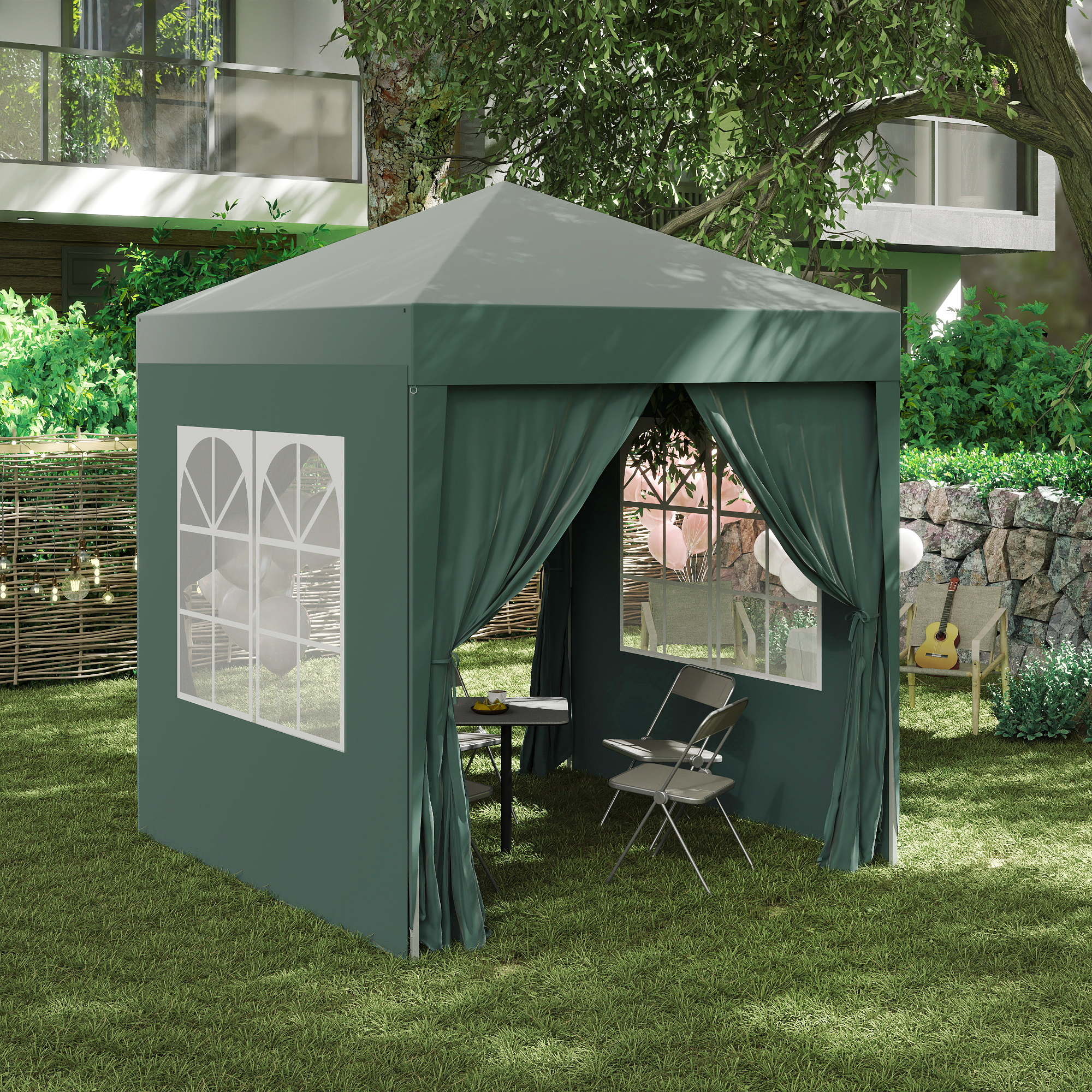 Un gazebo verde in giardino con tavolo e sedie.