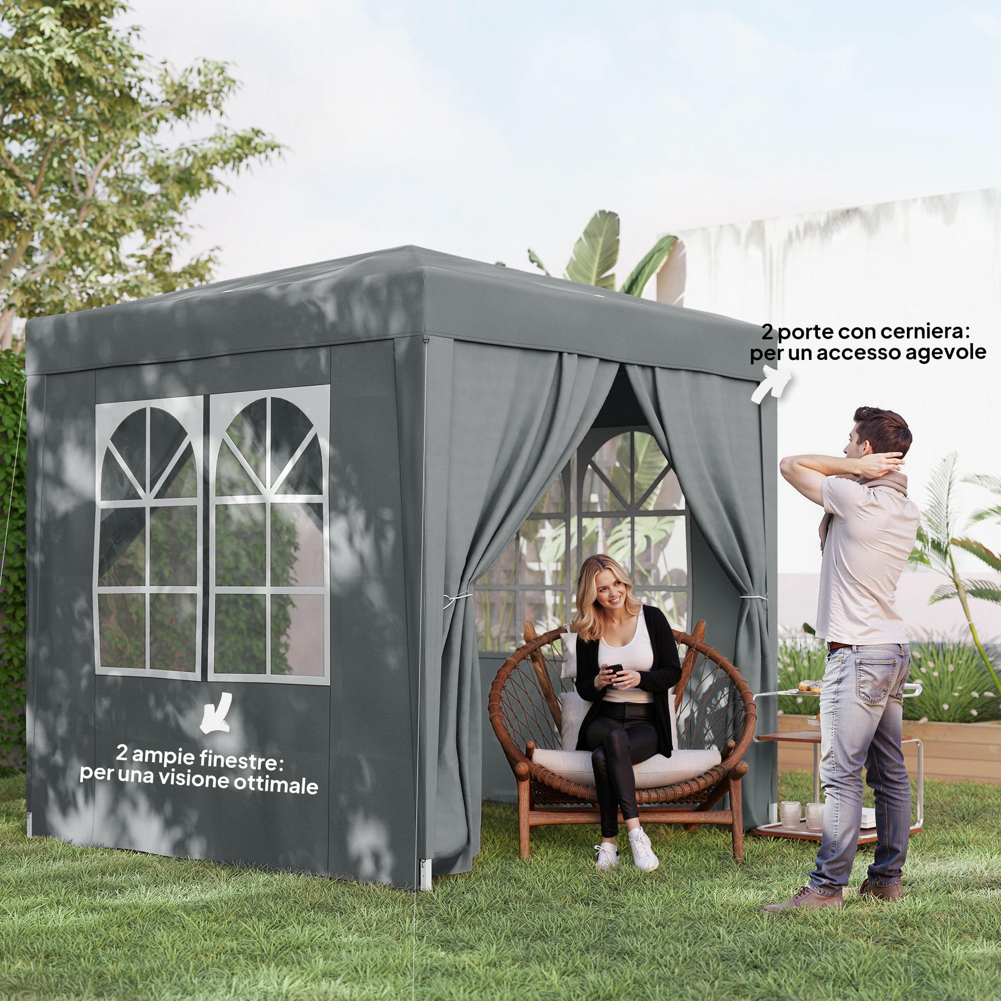 Una coppia si rilassa in un gazebo grigio in giardino. Un uomo in piedi, una donna seduta.