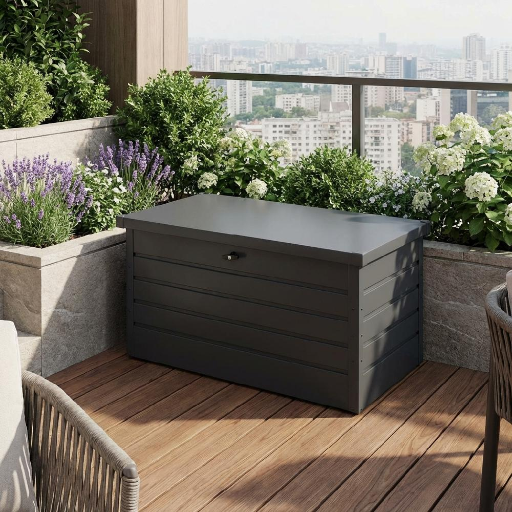 Cassapanca grigia su terrazza in legno con piante e vista città.