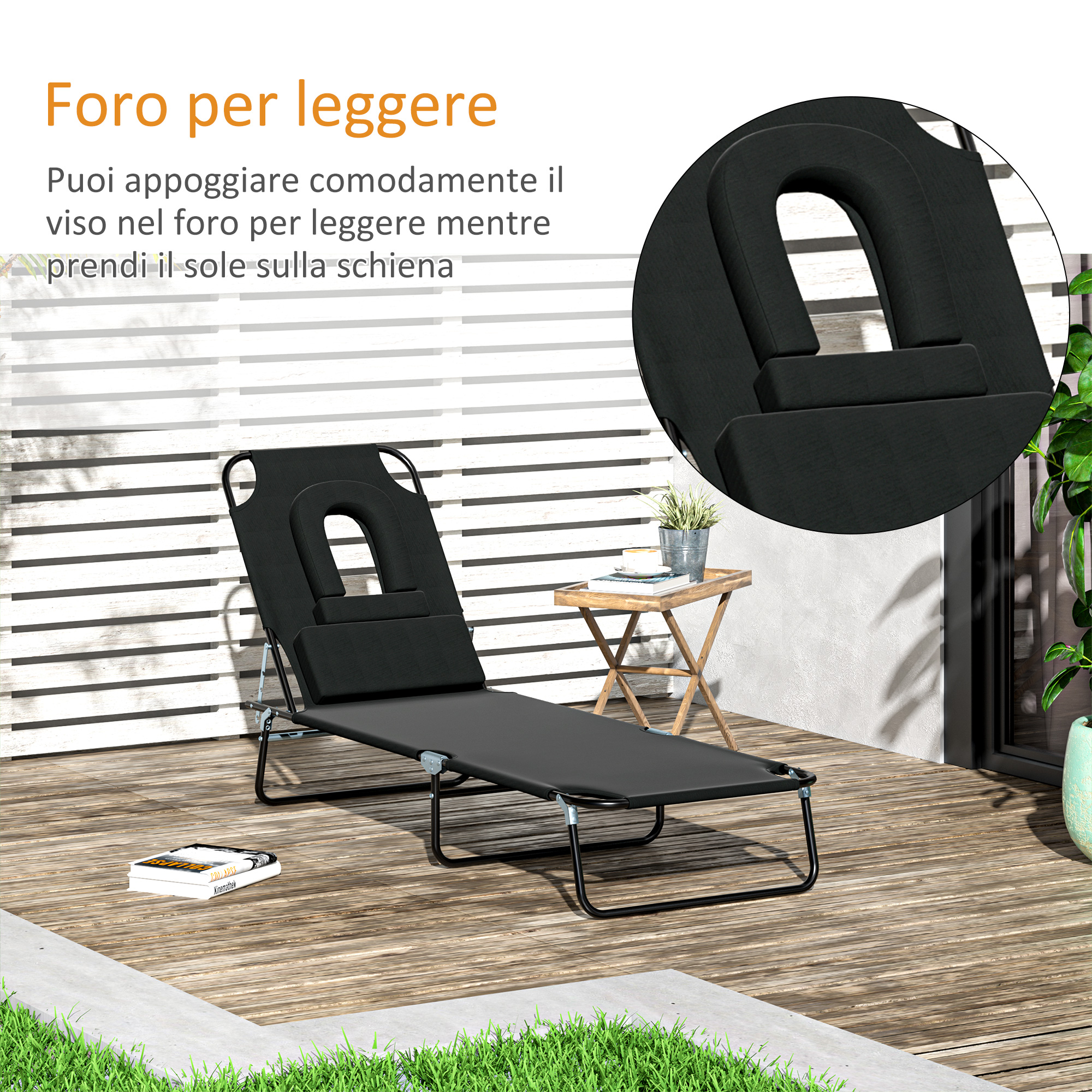 Lettino nero con foro per il viso su deck di legno, tavolino nelle vicinanze.