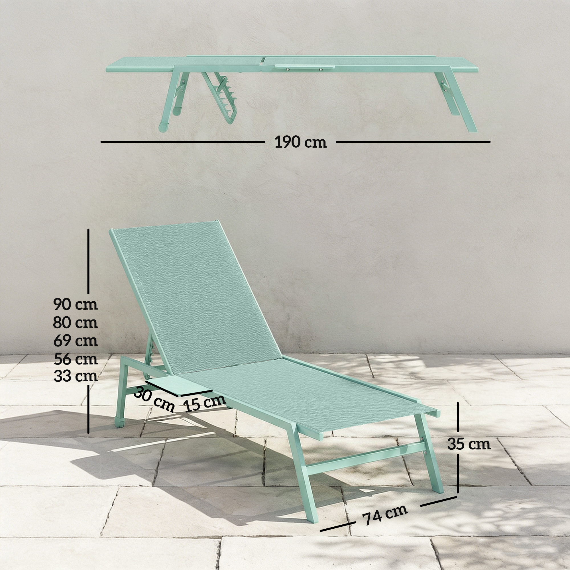 Una chaise longue azzurra con dimensioni indicate. Poggia su un patio di pietra.