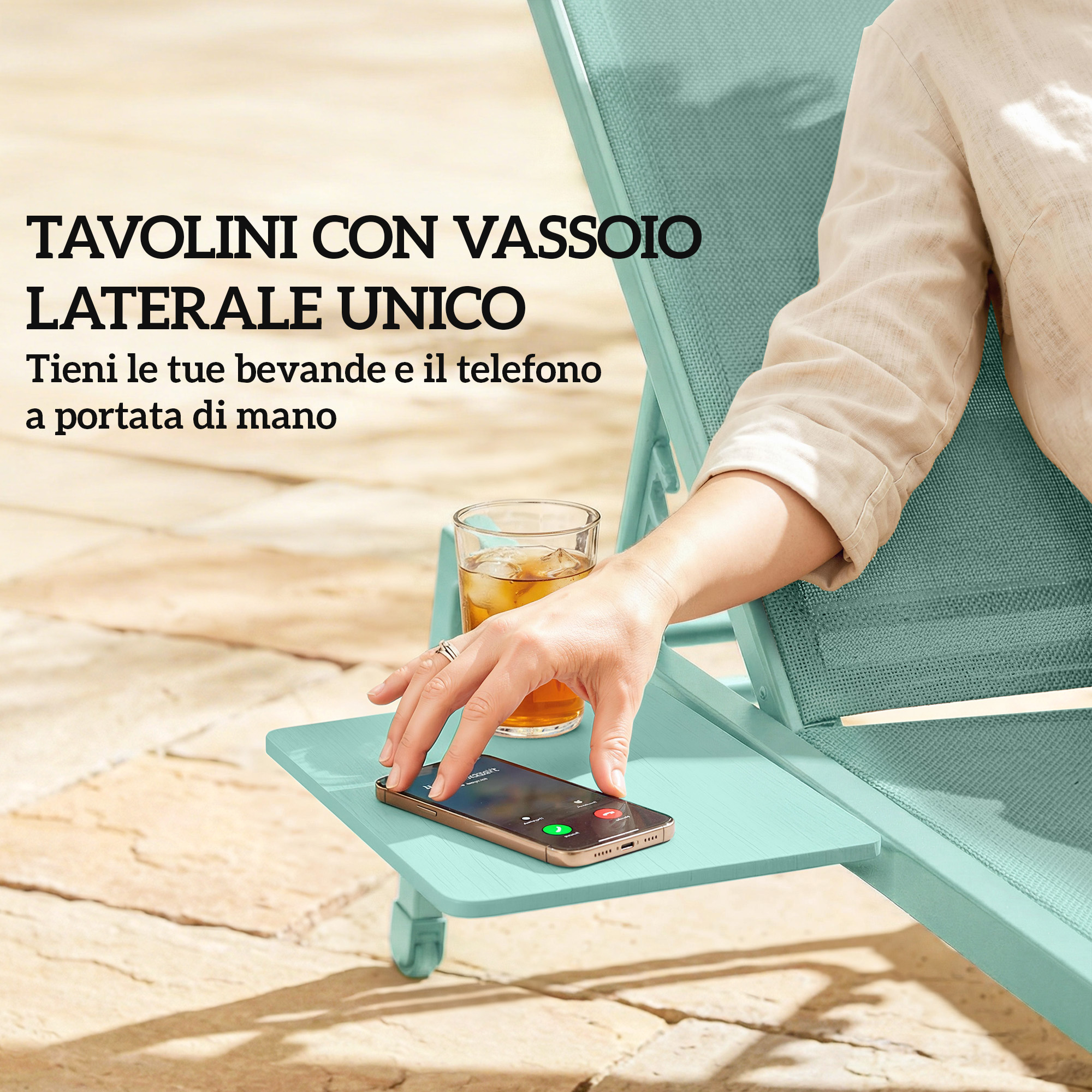 Un telefono e una bevanda su un tavolino verde menta accanto a una sdraio.