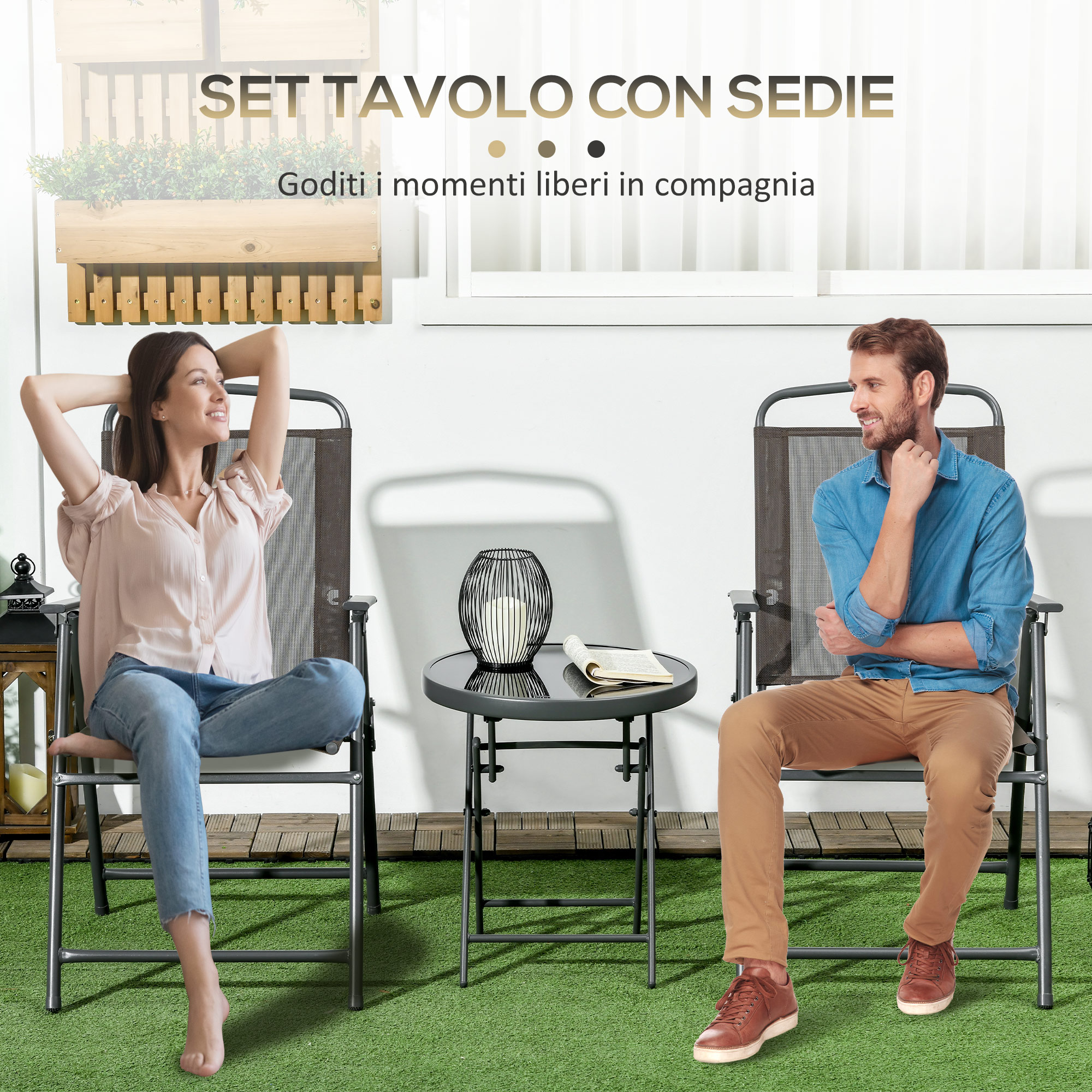 Uomo e donna si rilassano su sedie da esterno con tavolo.