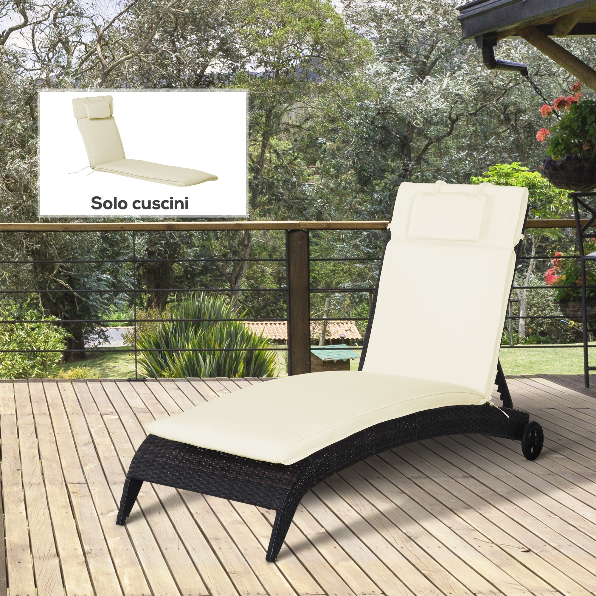 Una chaise longue color crema con cuscini poggia su un ponte di legno all'aperto.
