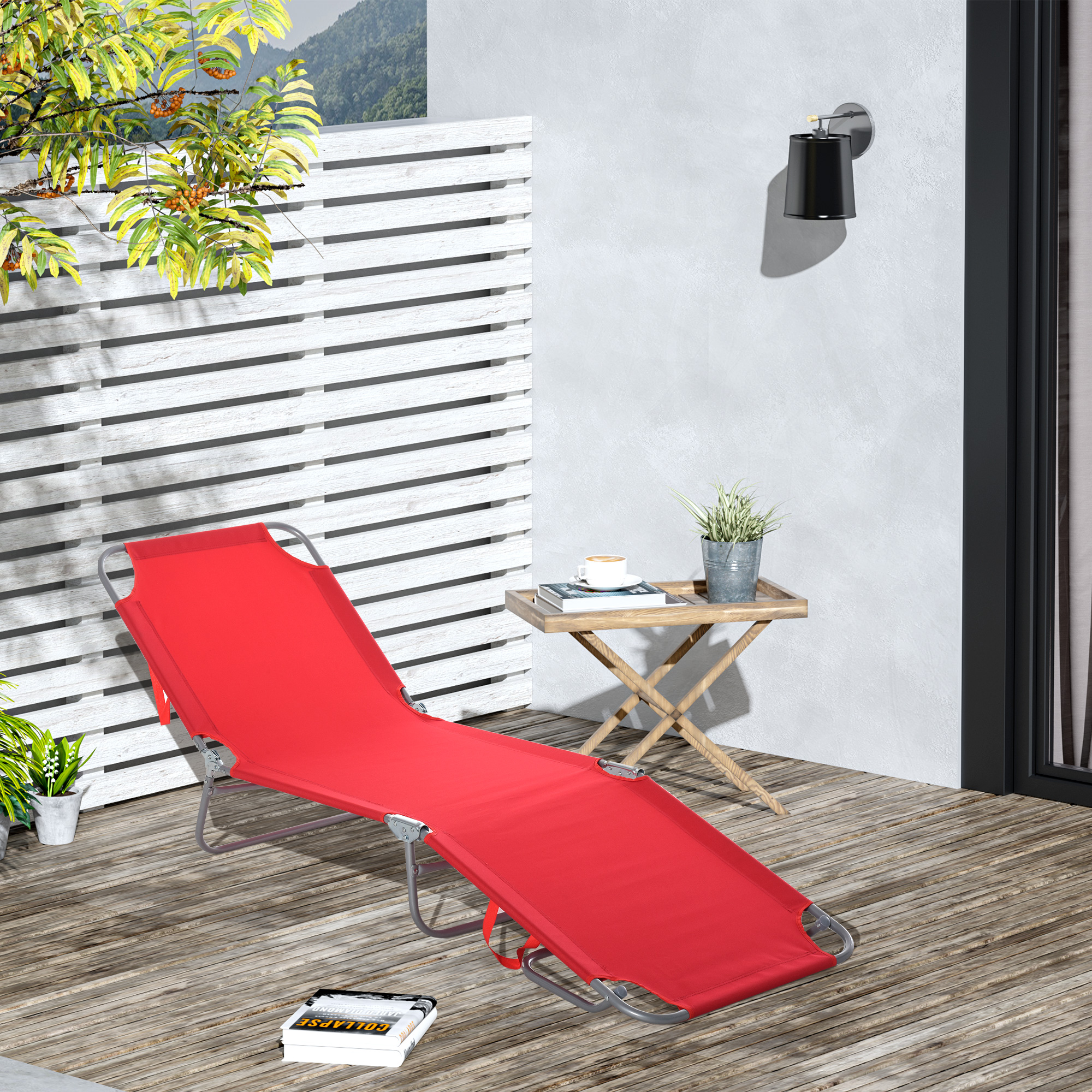 Sdraio rossa su terrazza in legno con tavolo, caffè e pianta.