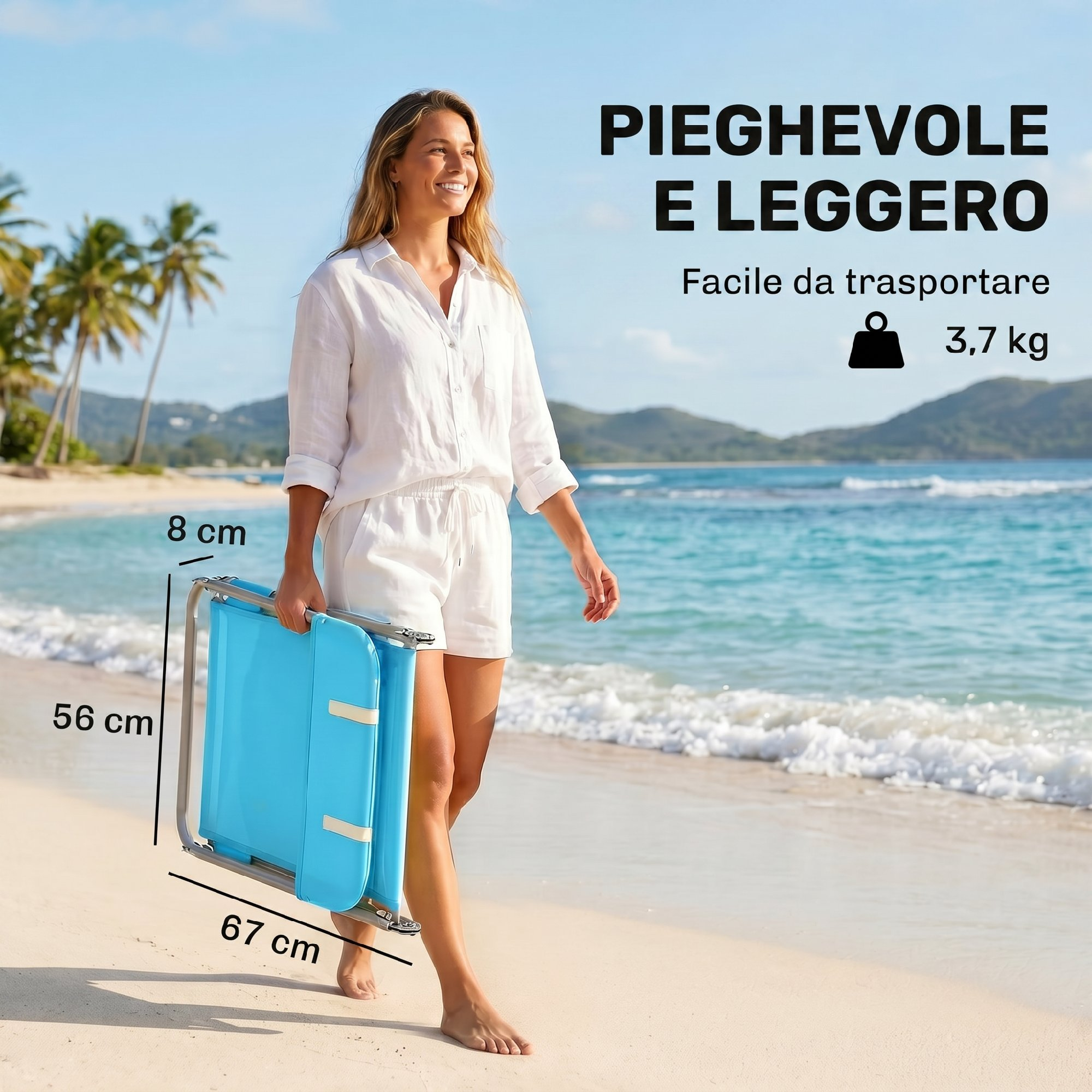 Una donna porta una sedia pieghevole blu su una spiaggia con palme e il mare sullo sfondo.