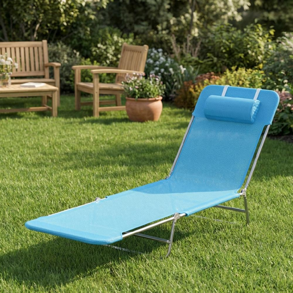 Una sdraio blu con poggiatesta è sull'erba verde in un giardino.