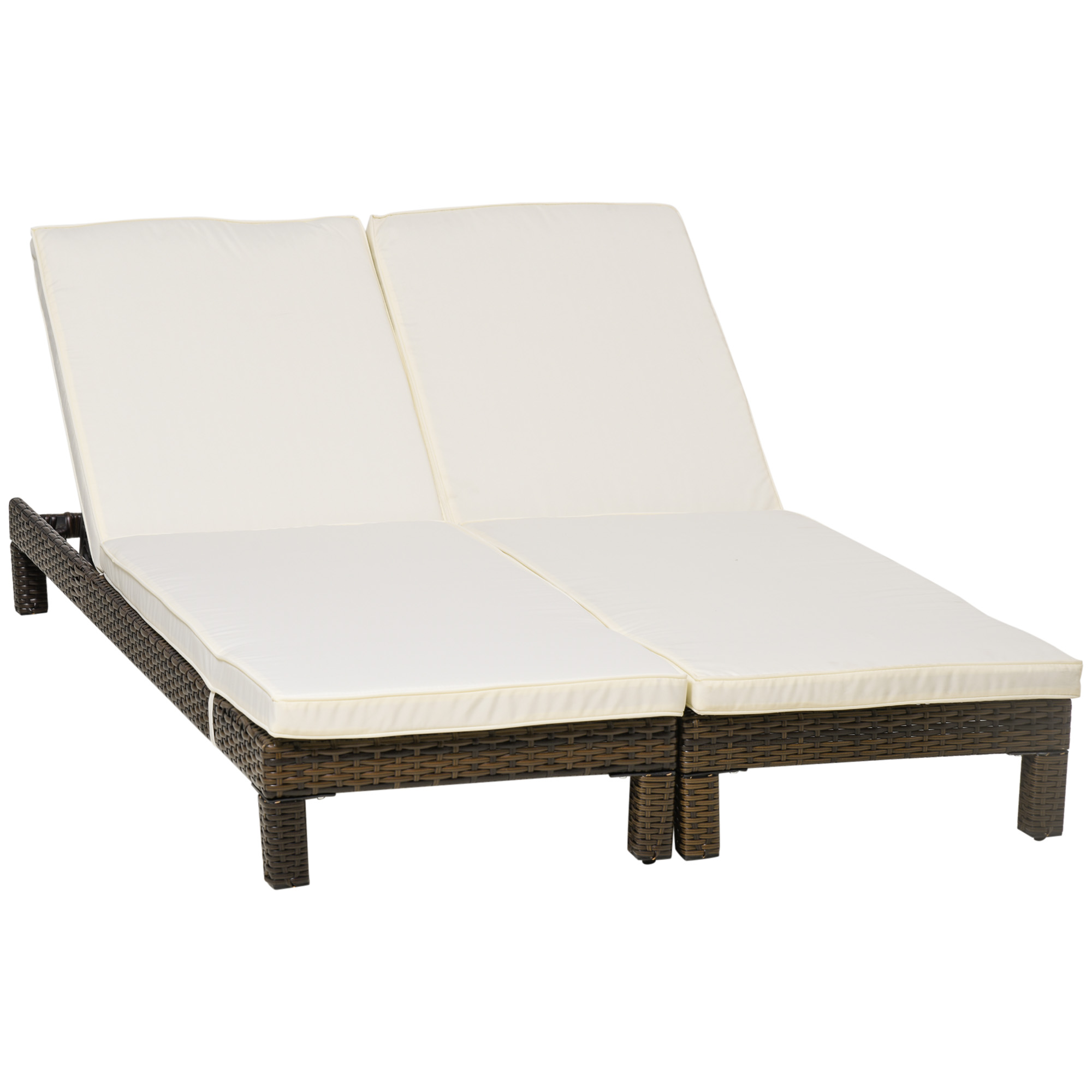 Chaise longue doppia in rattan marrone con cuscini crema, isolata.