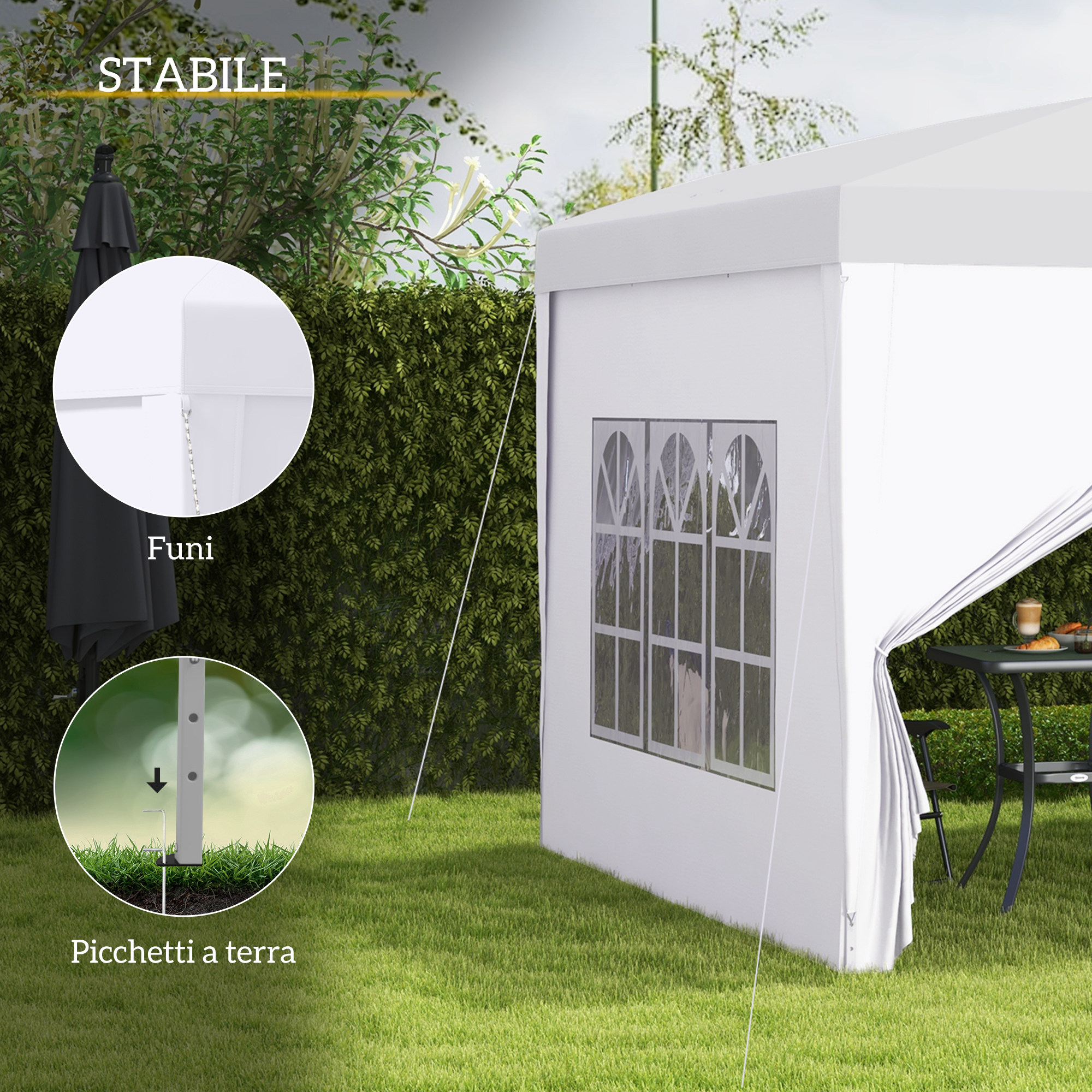Una tenda bianca con finestre si erge sull'erba vicino a cespugli. Un tavolo con cibo è visibile.