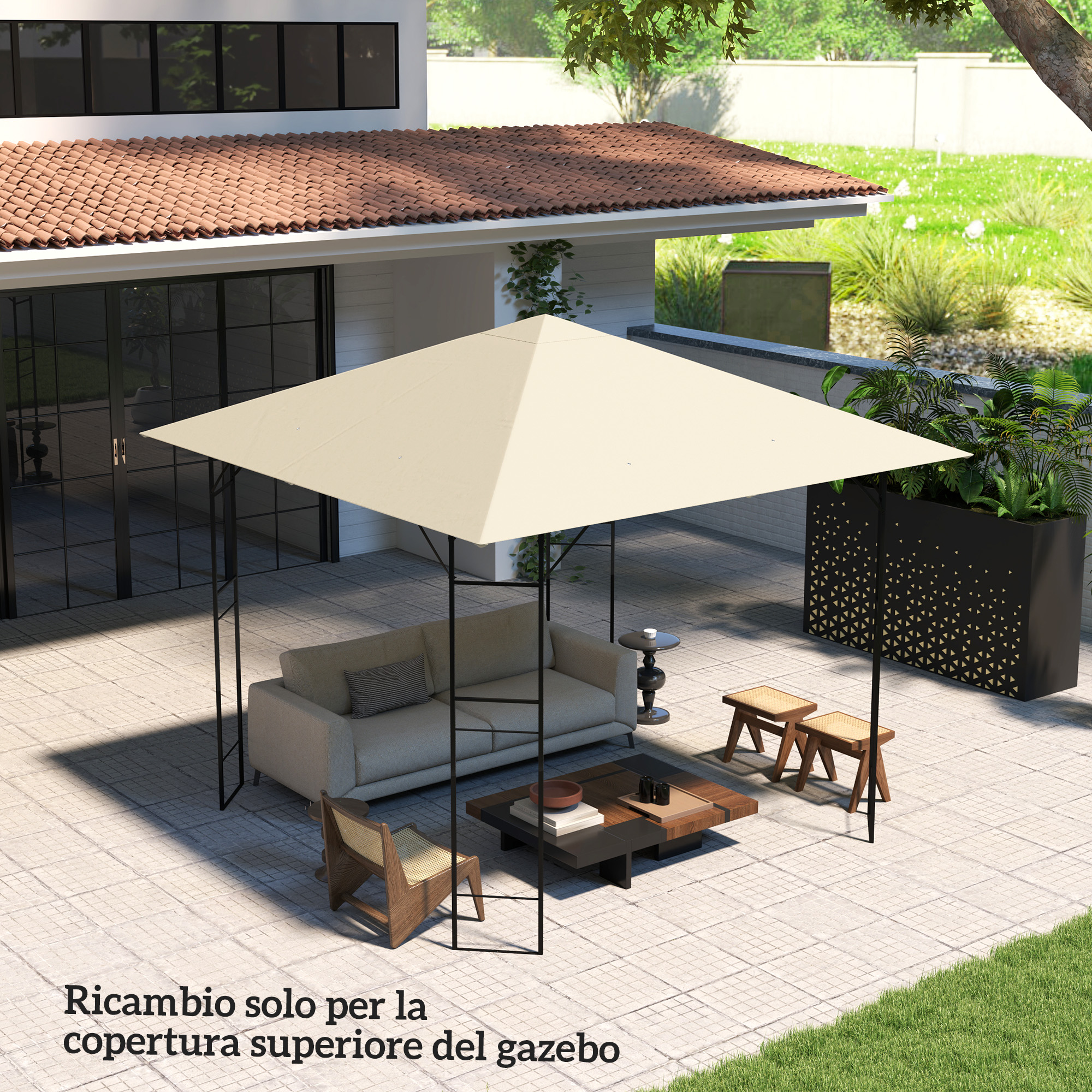 Copertura gazebo beige su divano e tavolino in un patio pavimentato.