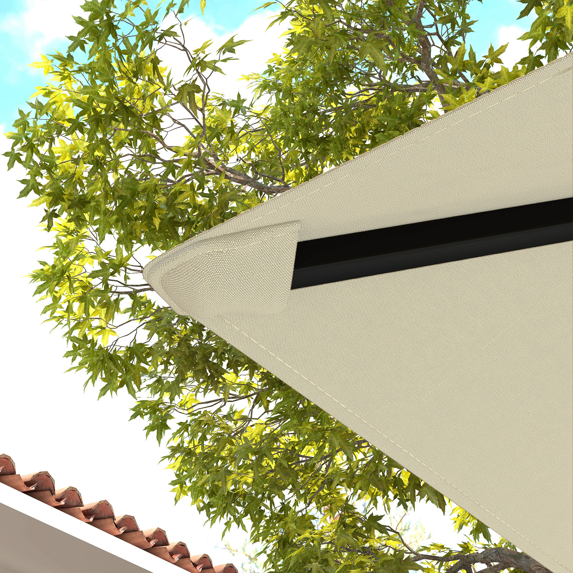 Una tenda da sole beige si estende su un tetto di tegole, con alberi sullo sfondo.