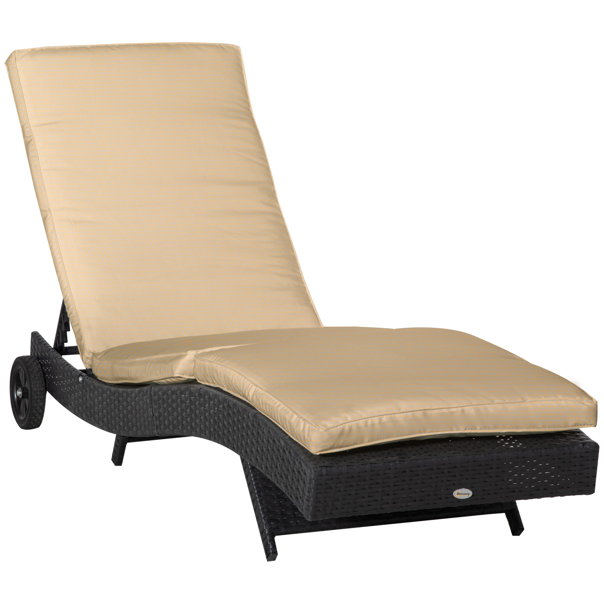 Una chaise longue in rattan nero con schienale regolabile e cuscini beige.