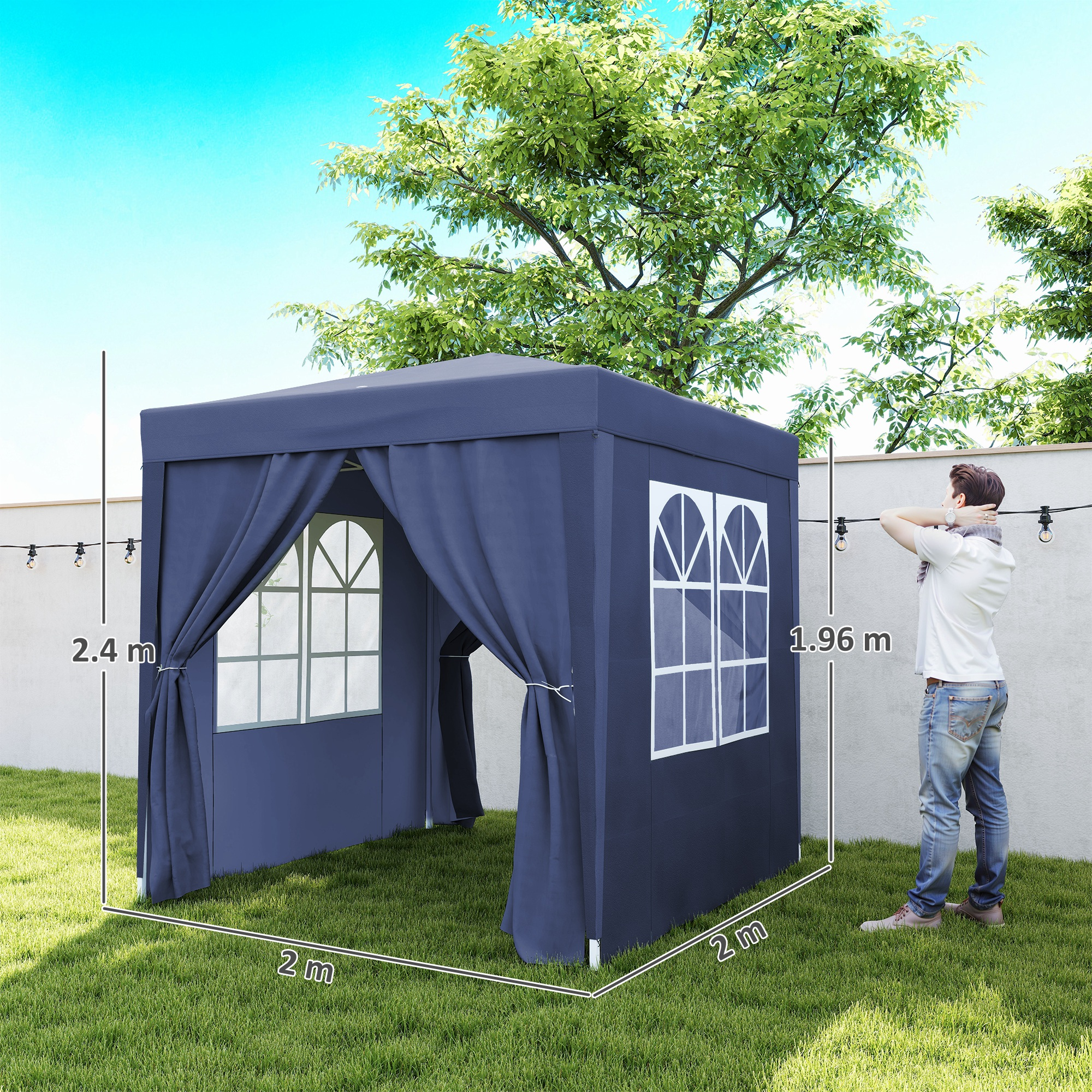 Gazebo blu scuro con finestre, 2x2m, alto 2.4m. Un uomo accanto.