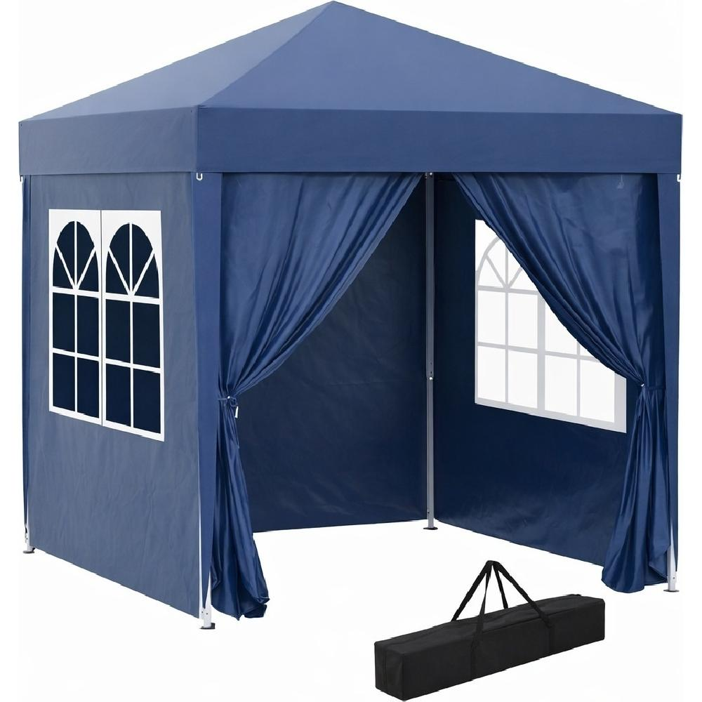 Una tenda blu scuro con finestre e tende tirate. Una borsa nera è davanti.