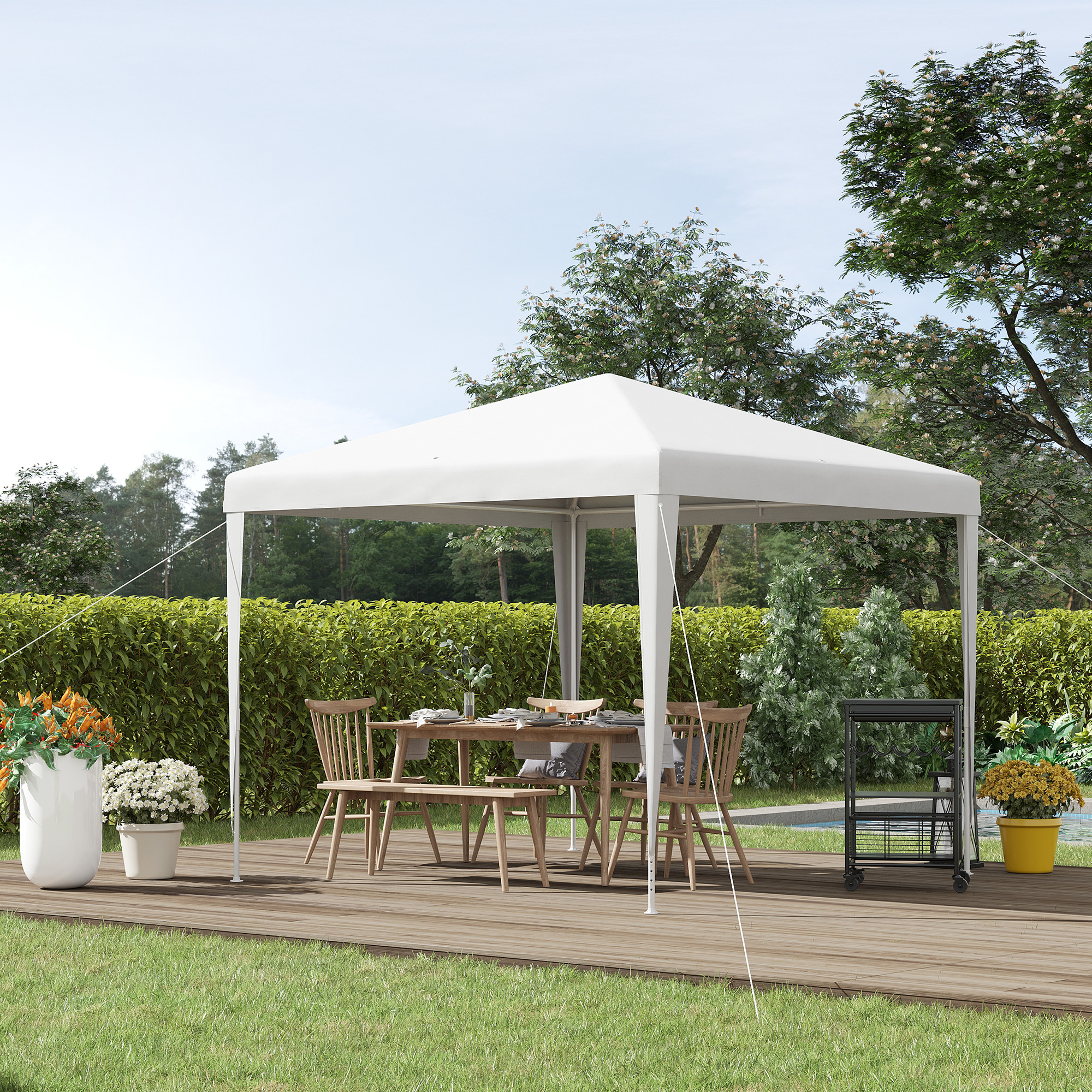Un'area pranzo bianca all'aperto con gazebo, tavolo in legno, sedie e griglia.