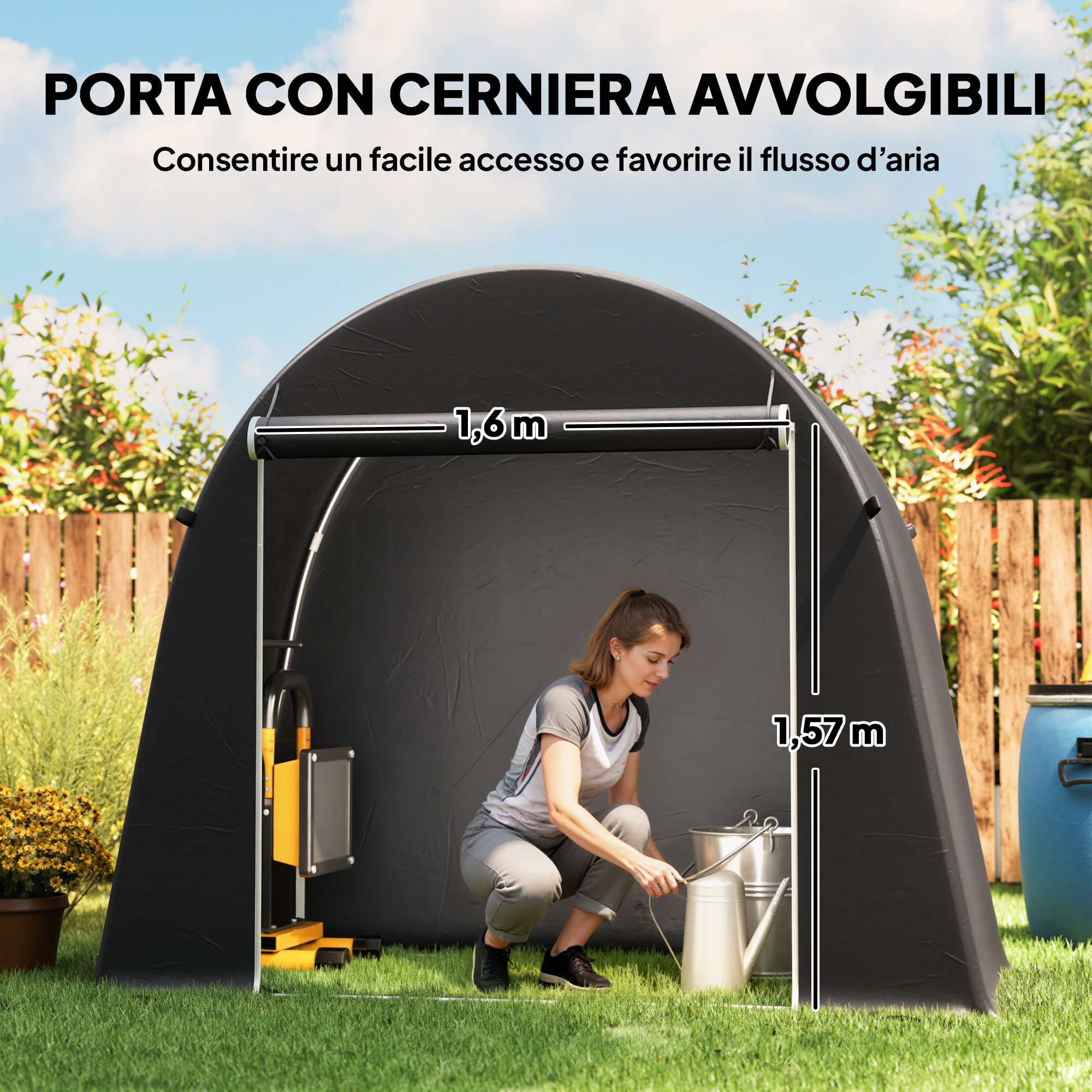 Una donna inginocchiata in una tenda nera, che annaffia con un annaffiatoio.