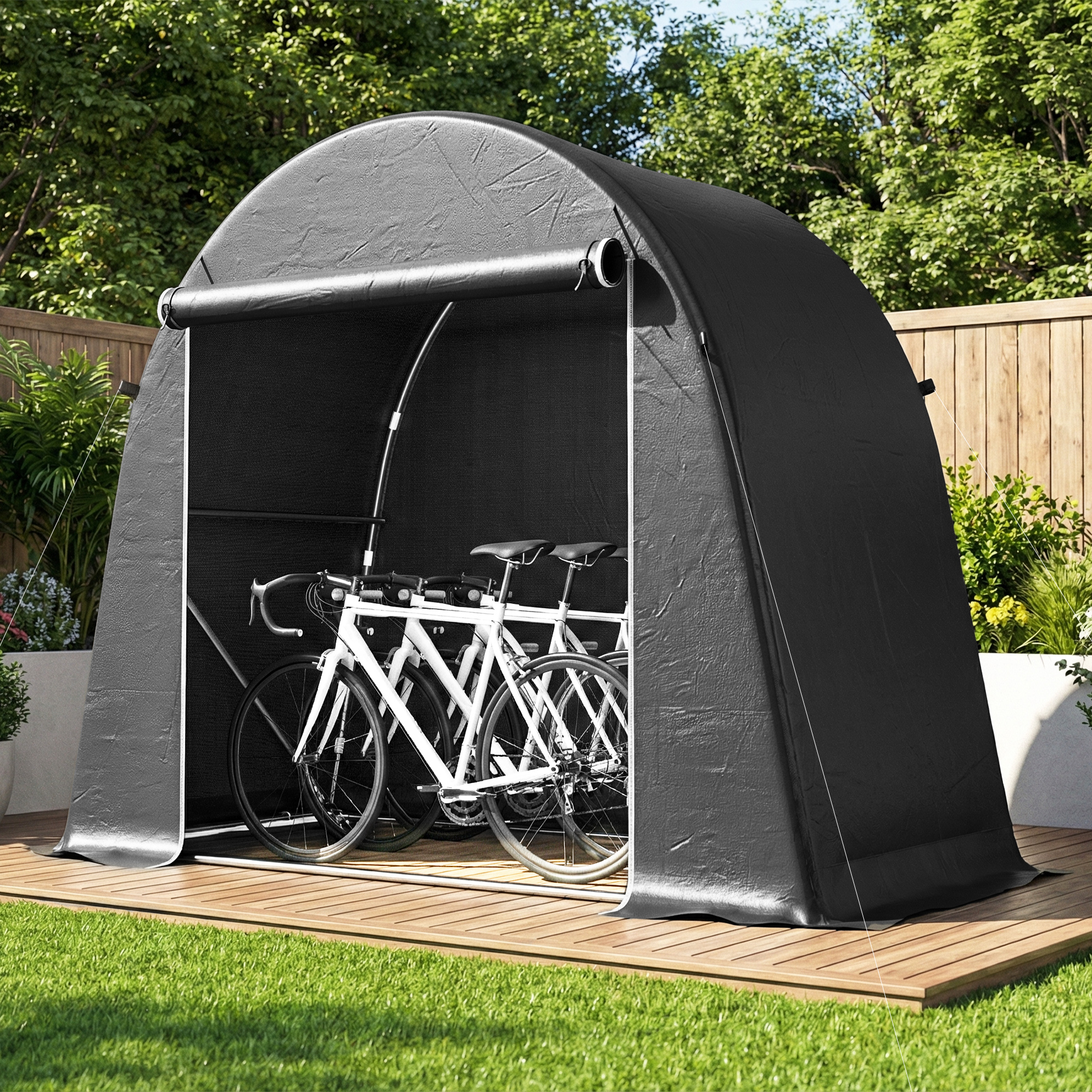 Un capanno per biciclette nero a tenda con due bici bianche all'interno su un ponte di legno.