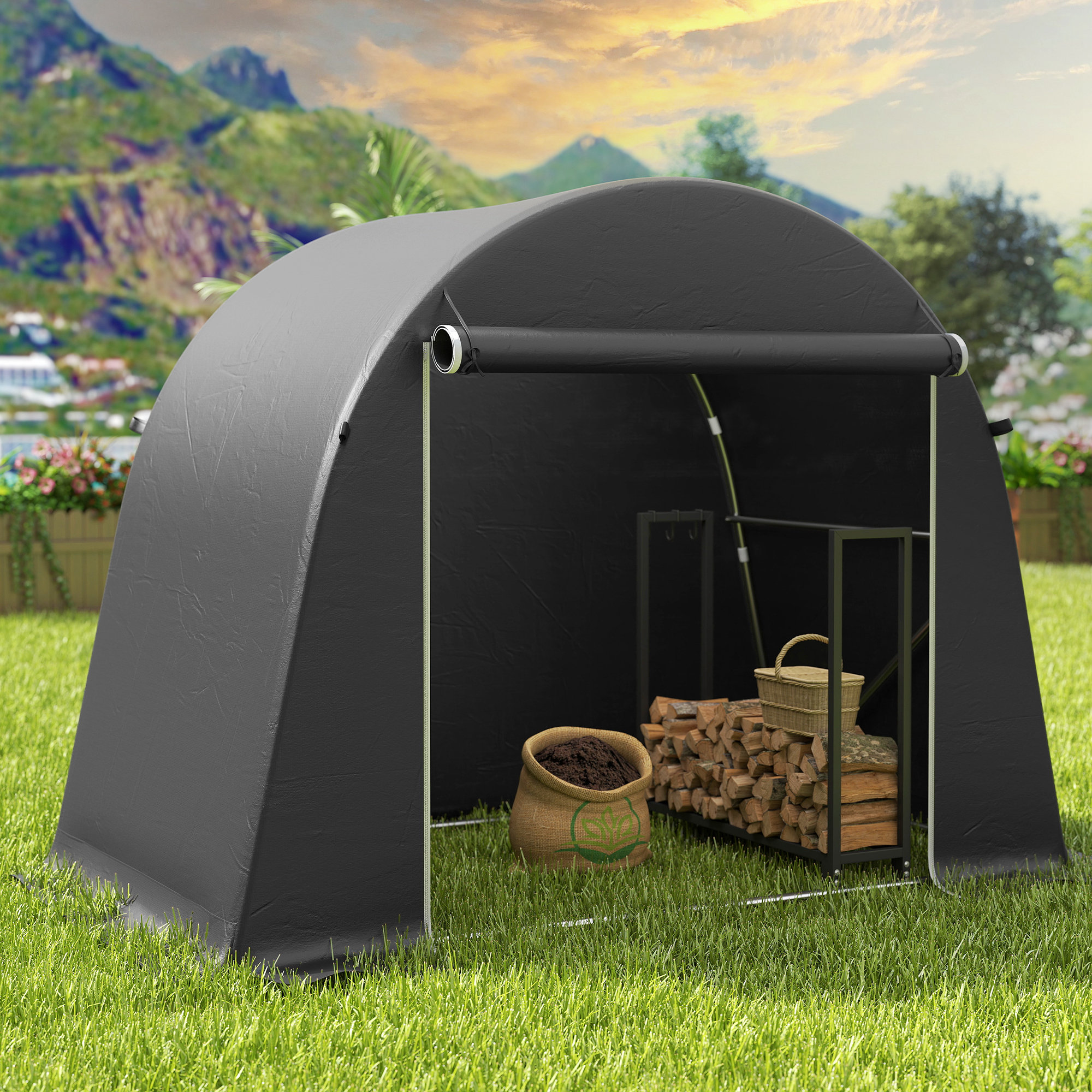 Una tenda nera in un cortile con legna, un sacco di terra e un cesto.