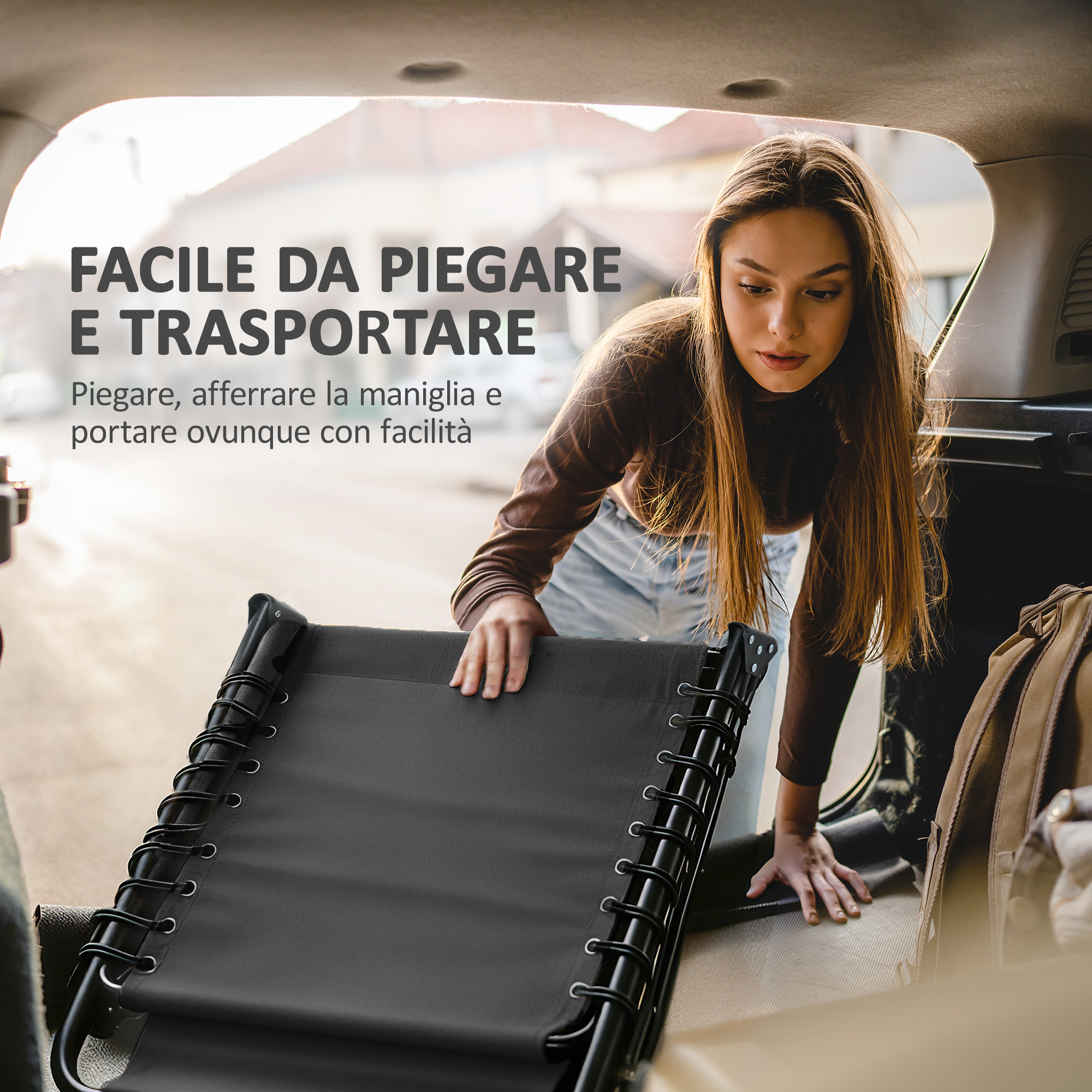 Una donna carica una sedia nera nel bagagliaio di un'auto.