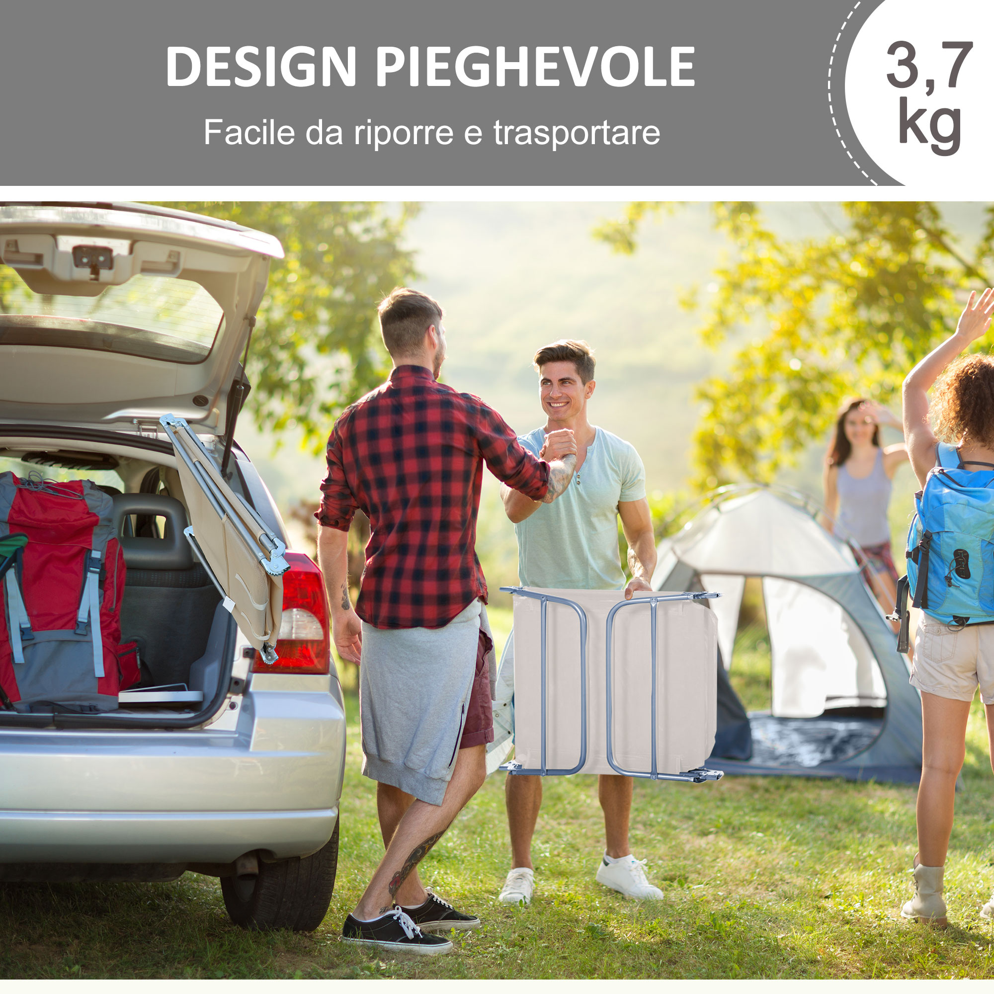 Due uomini disfano una sedia da campeggio, auto e tenda sullo sfondo.