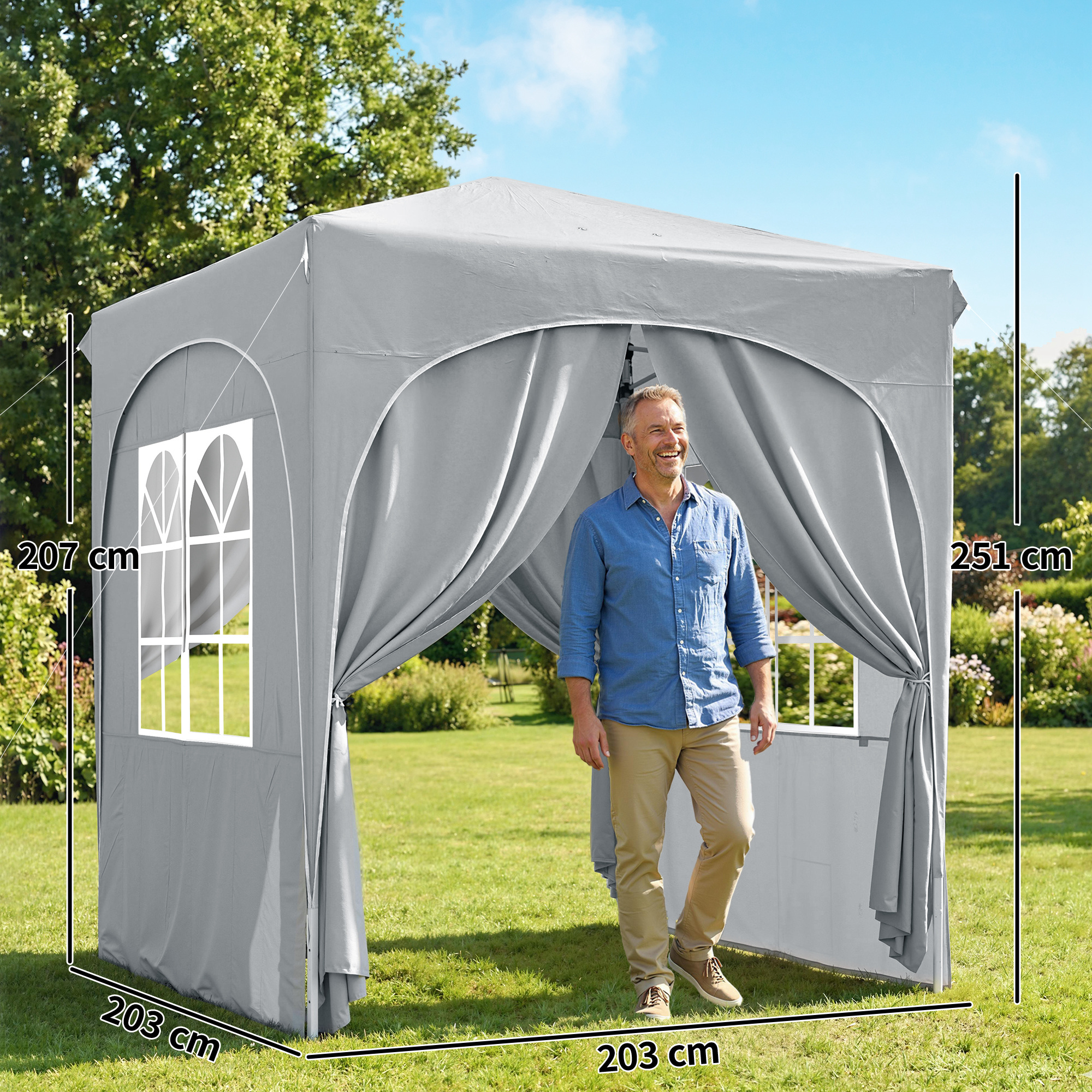 Un uomo si trova in un gazebo grigio in un giardino. Le dimensioni sono indicate.