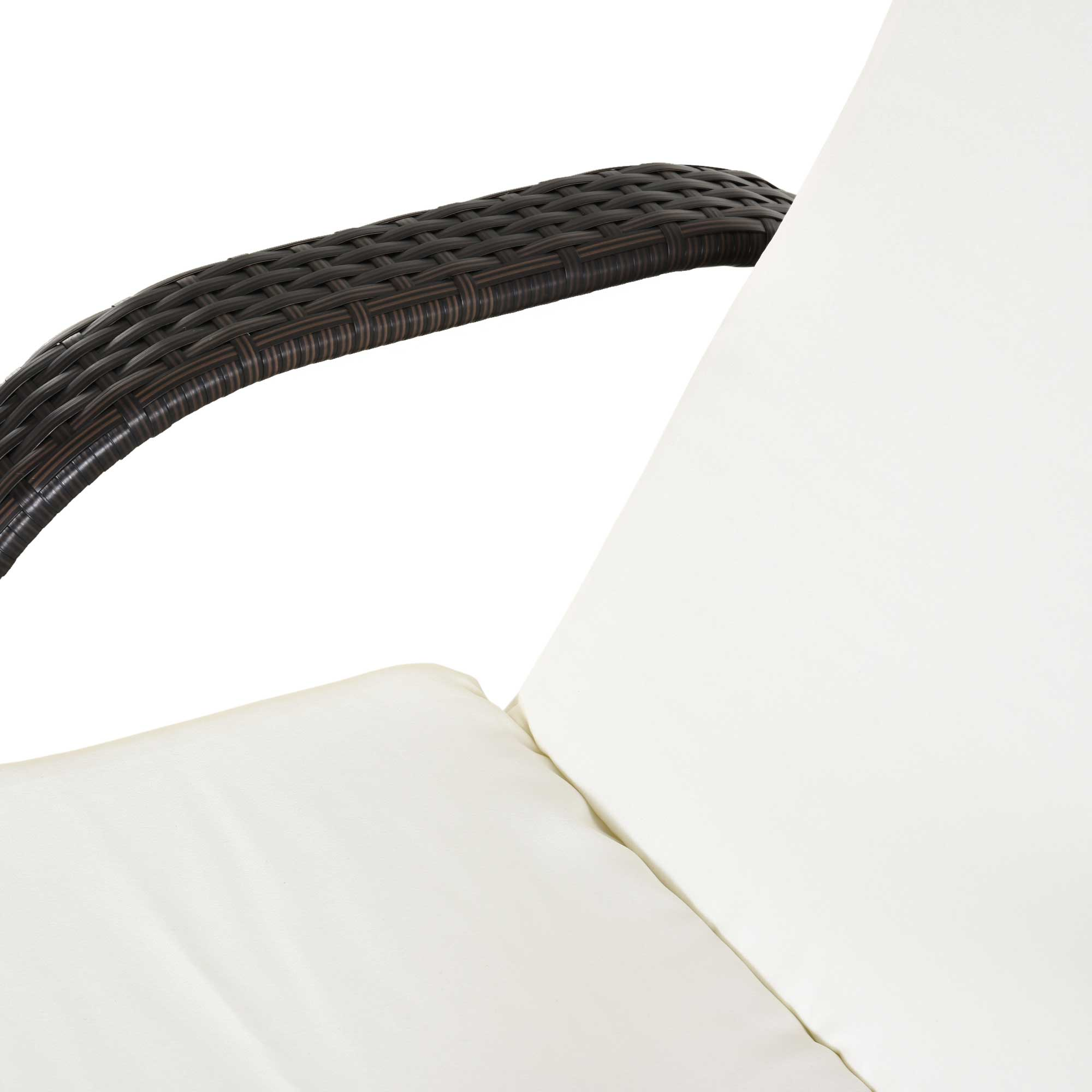 Bracciolo sedia in rattan marrone con cuscino bianco.