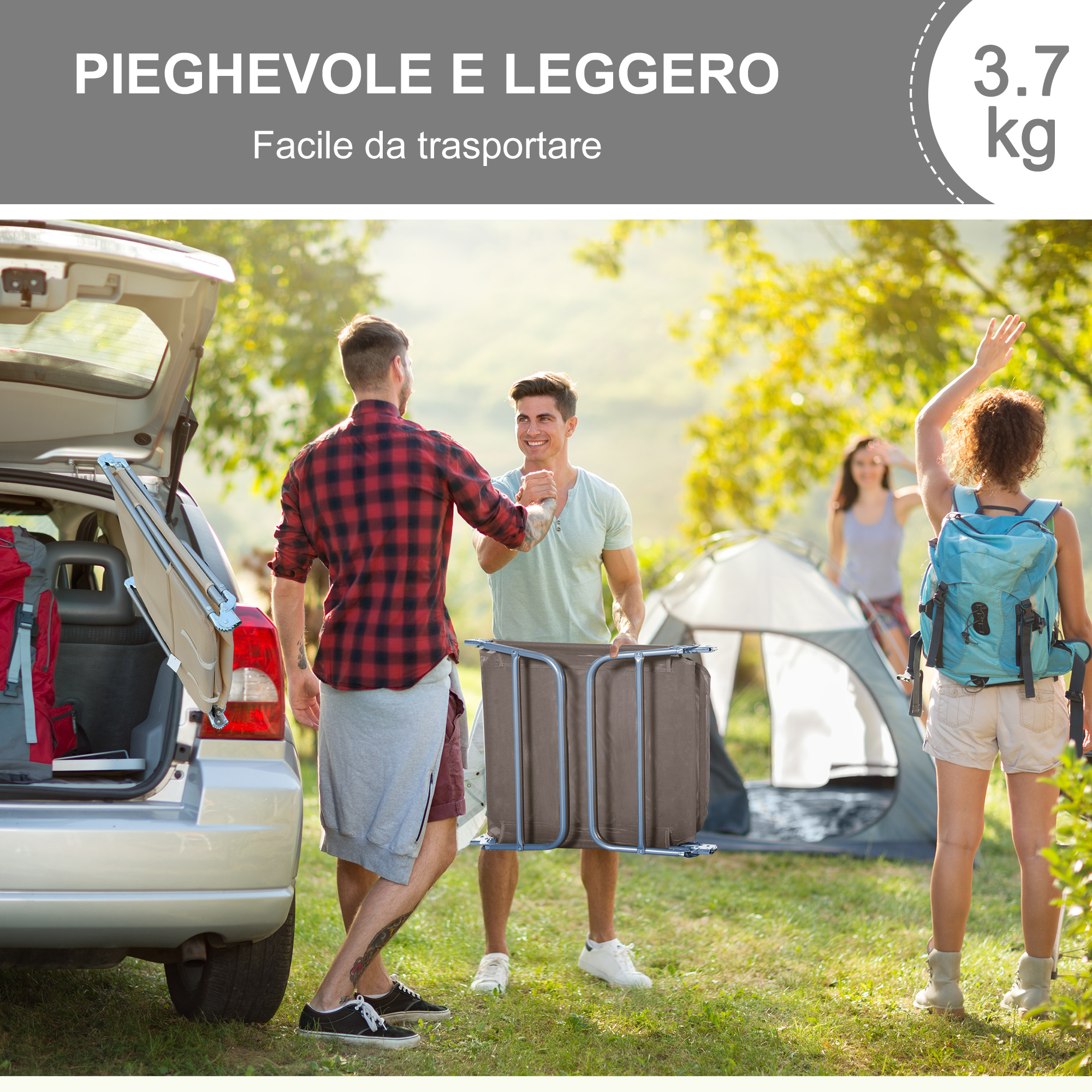Due uomini caricano una sedia marrone in un'auto, campeggio con tenda sullo sfondo.