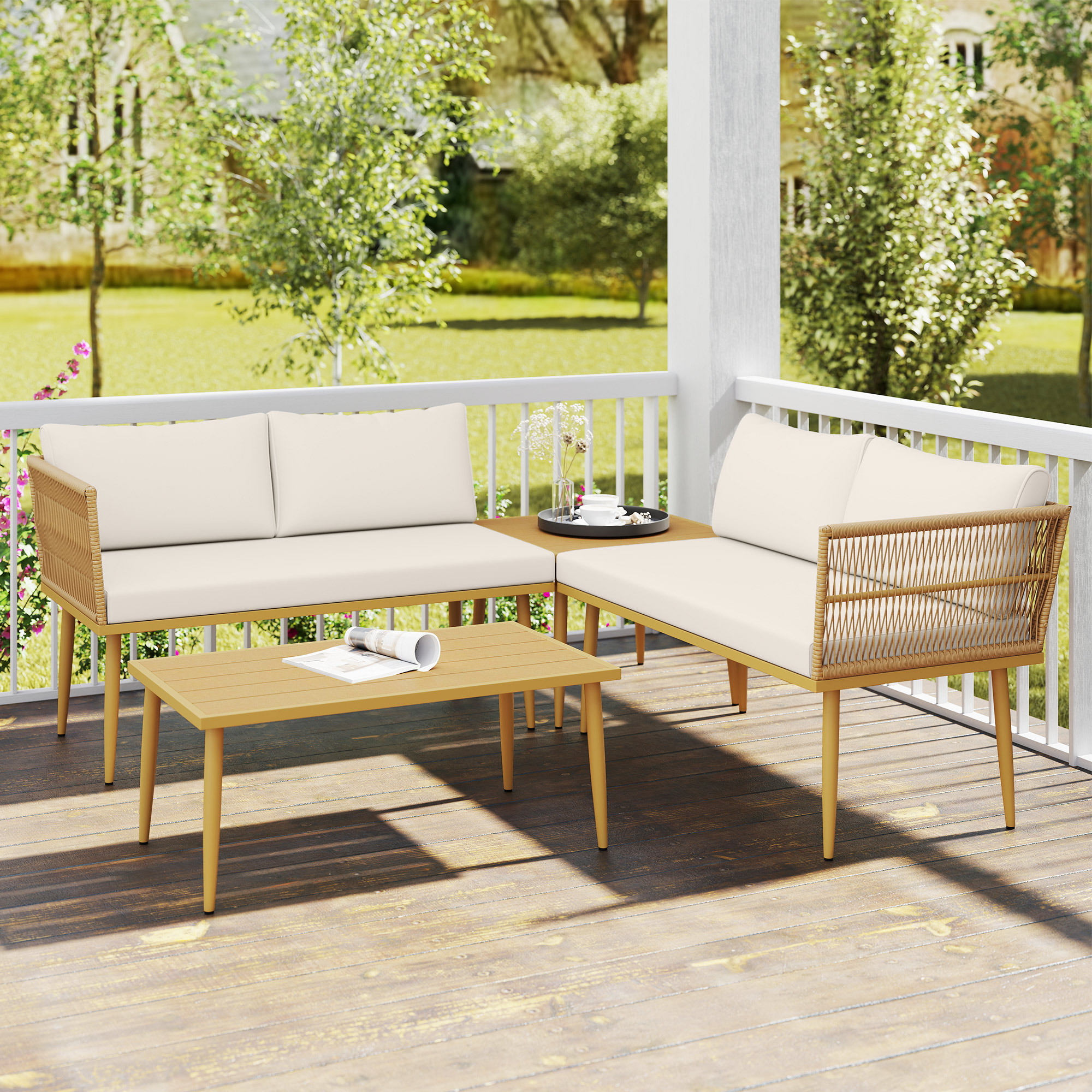 Mobili da esterno su un portico in legno con vista su un giardino verde.