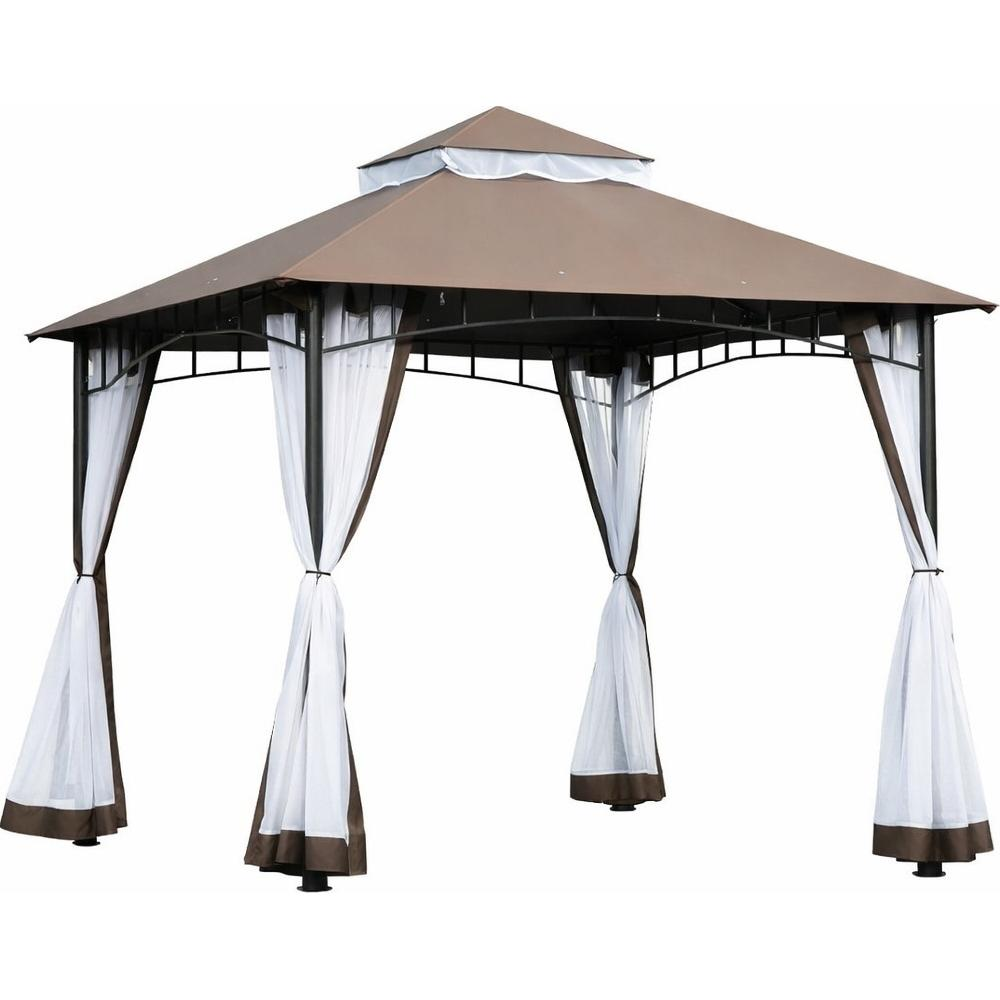 Tetto di gazebo marrone con tende bianche appese a pali metallici.
