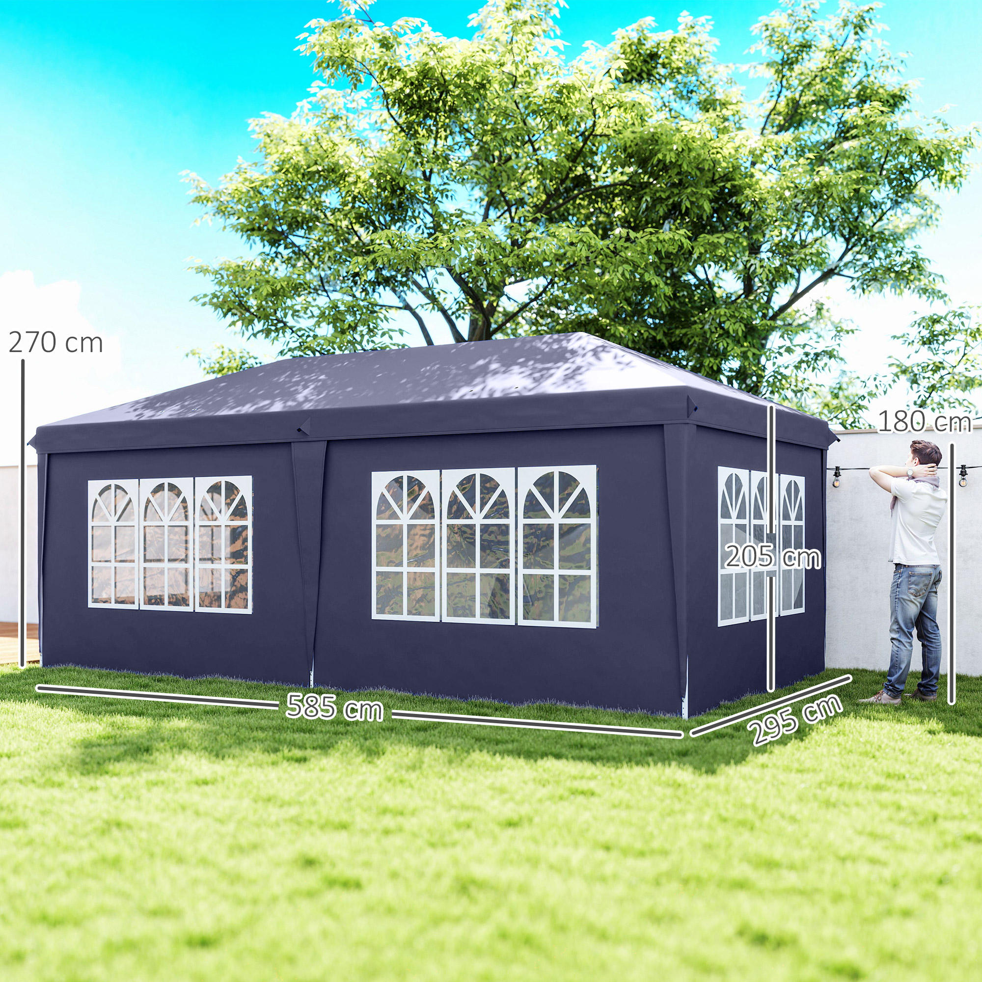 Una tenda blu scuro con finestre bianche si trova sull'erba verde.