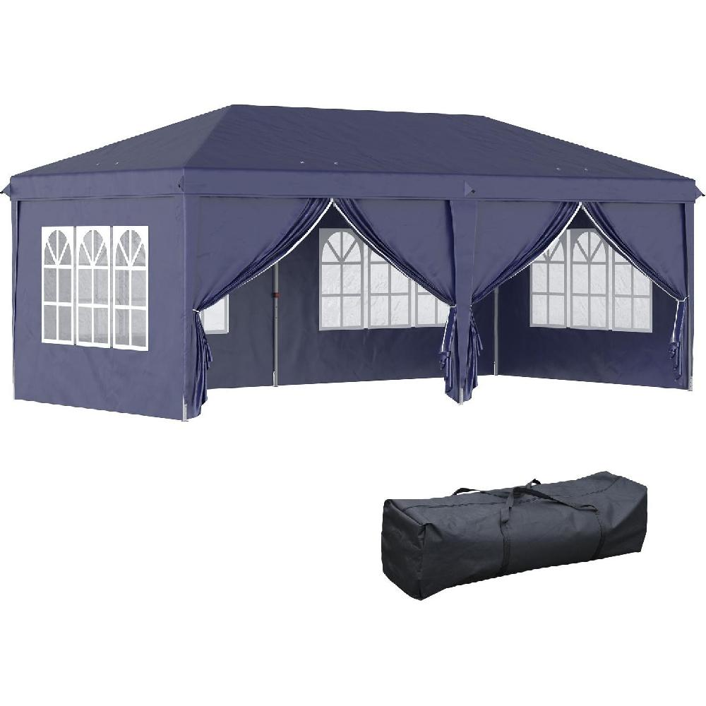 Una tenda blu scuro con finestre e tende legate. Una borsa nera da trasporto poggia davanti.