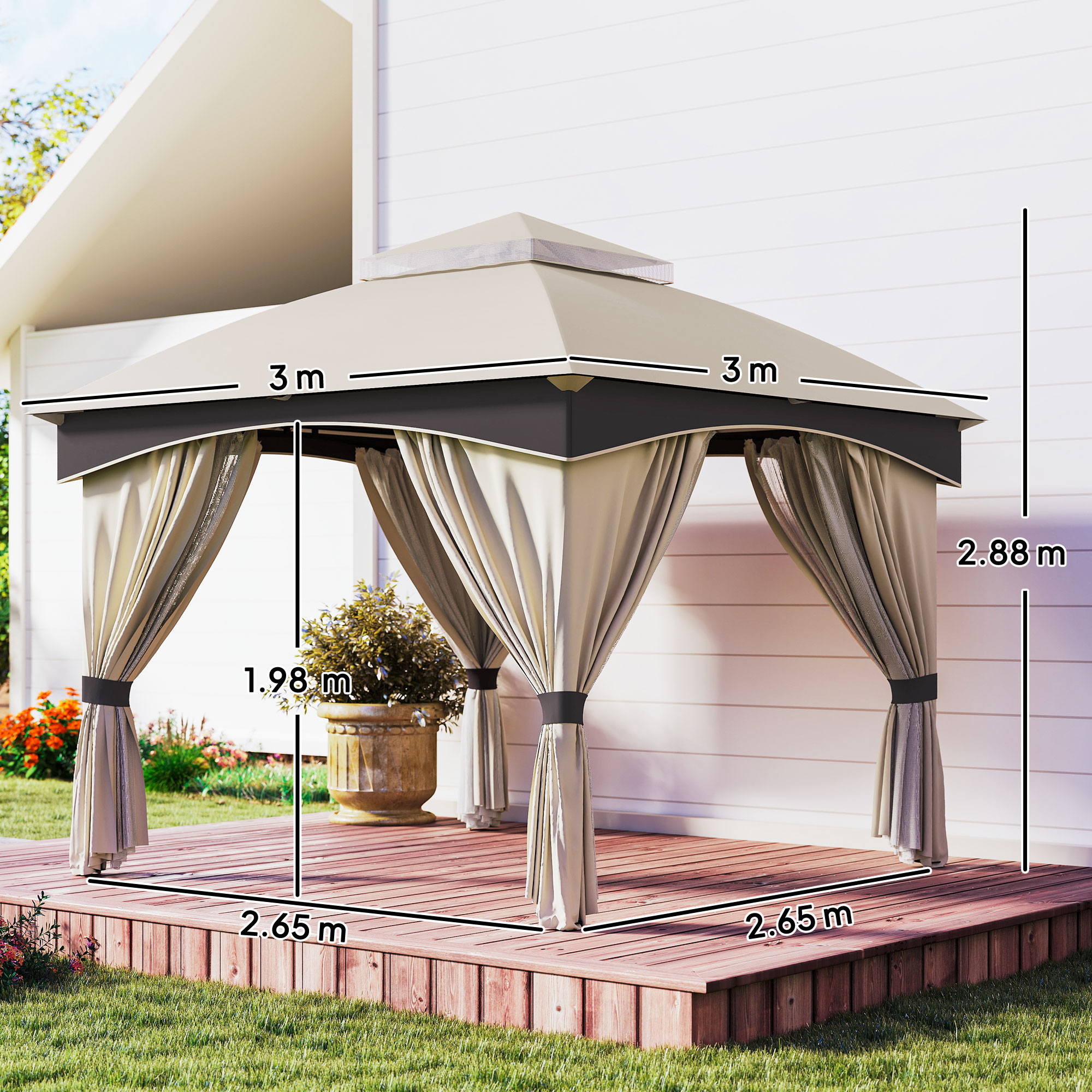 Gazebo beige con tende grigie su terrazza in legno di fronte a casa bianca.