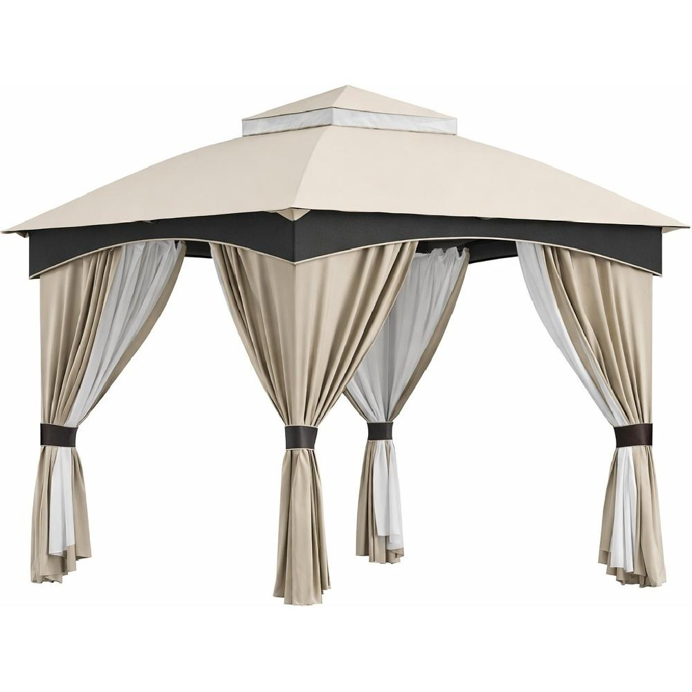 Un gazebo beige e bianco con tessuto scuro e tende.