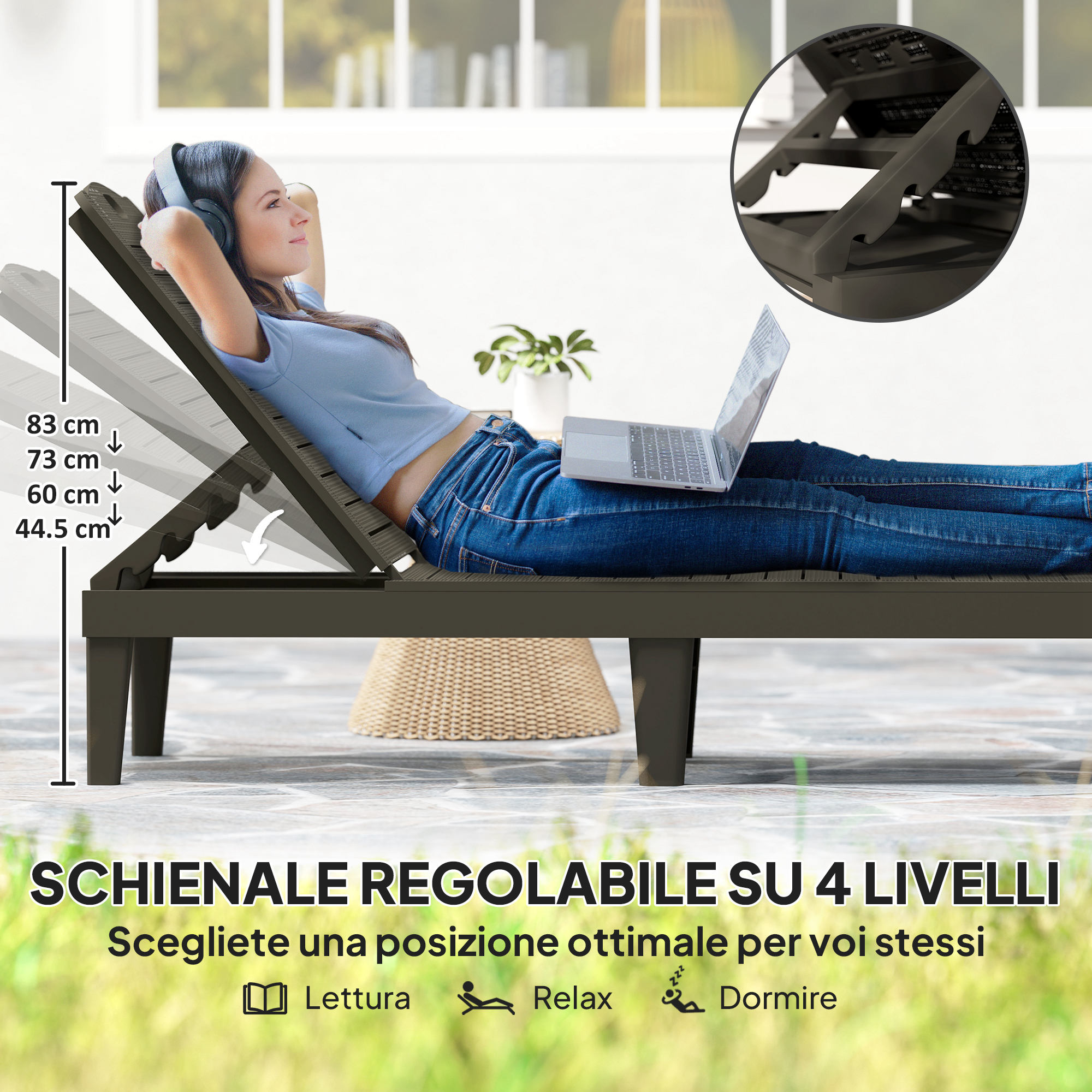 Una donna con cuffie si rilassa su una sdraio marrone scuro con un laptop.