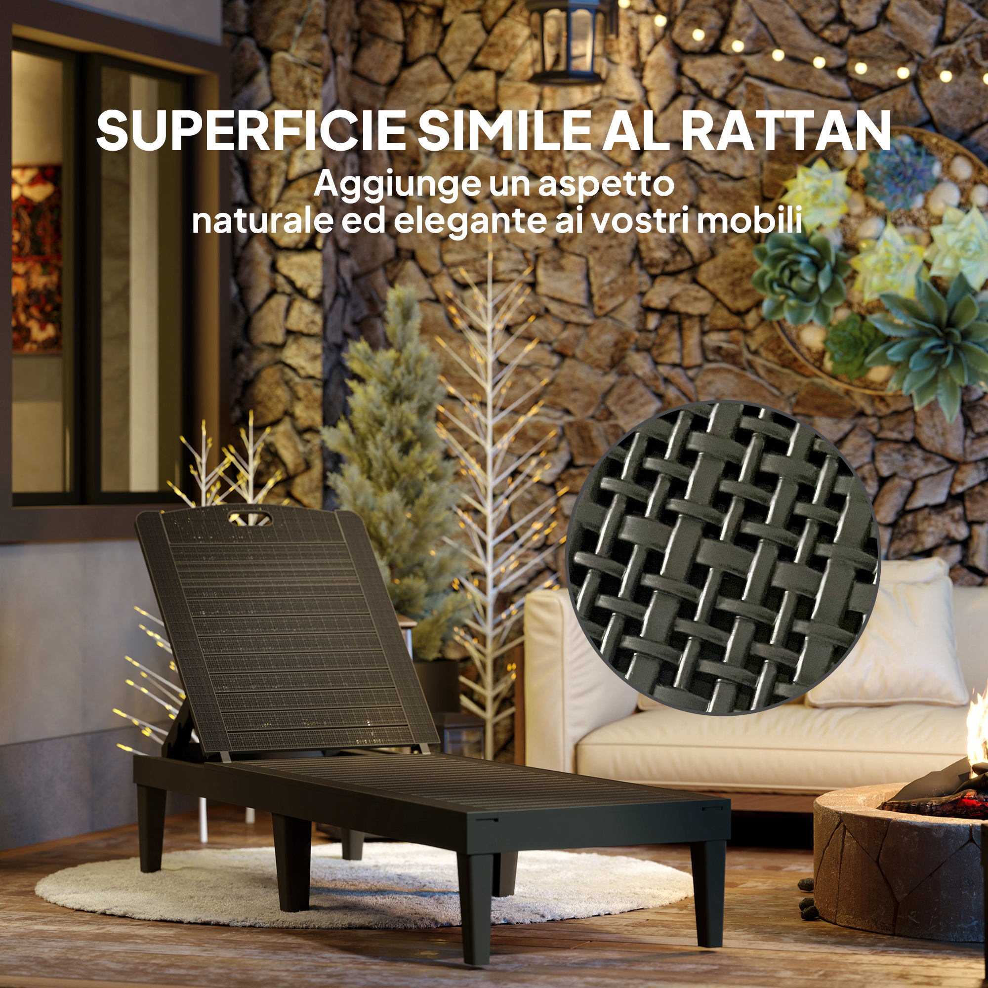 Lettino grigio scuro con trama rattan davanti a facciata in pietra, braciere e luci.