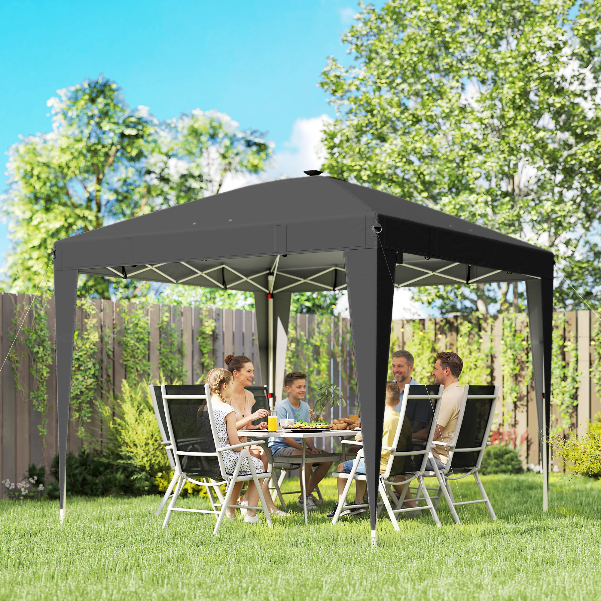 Famiglia mangia sotto un gazebo nero in giardino