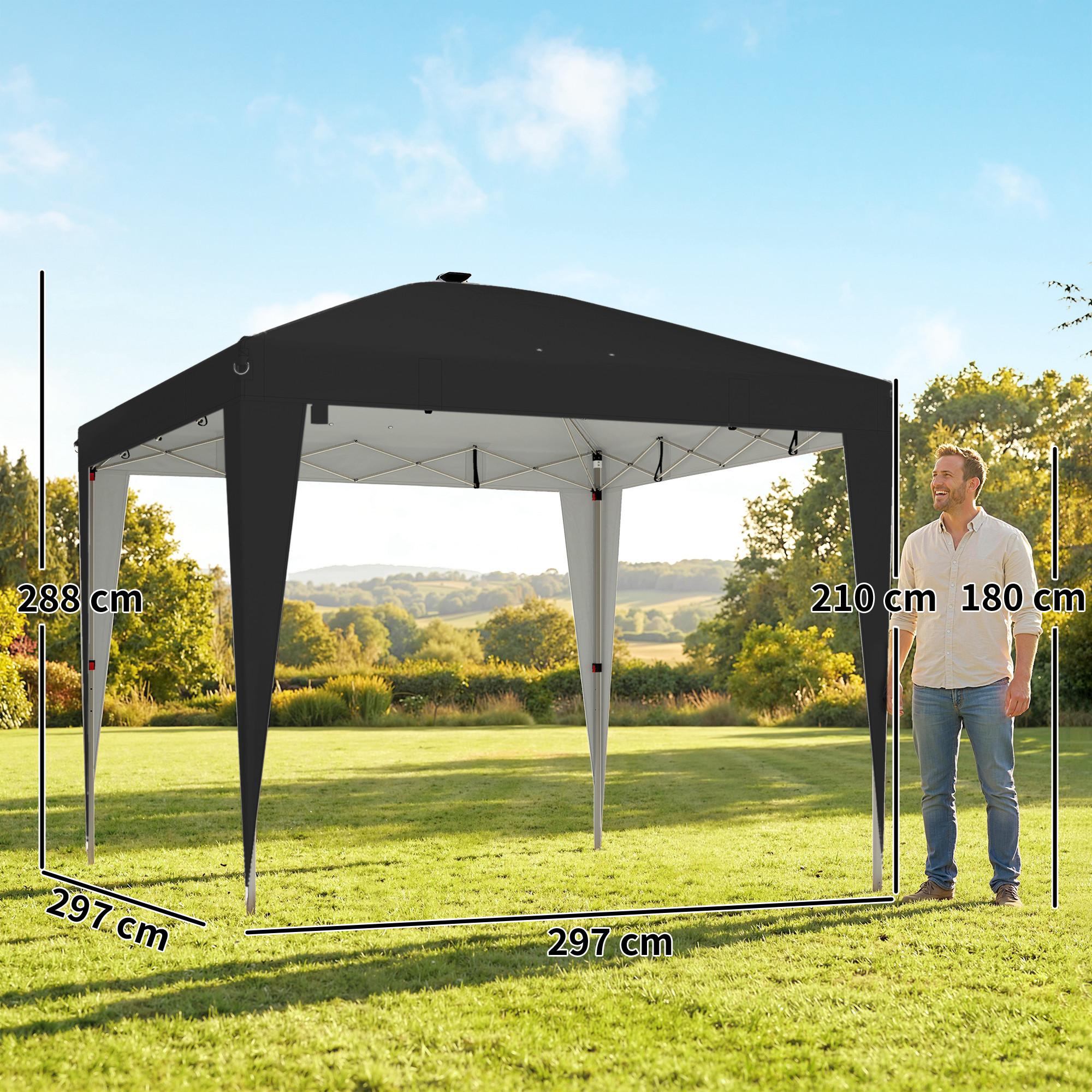 Un uomo accanto a un gazebo nero in un prato. Dimensioni mostrate.