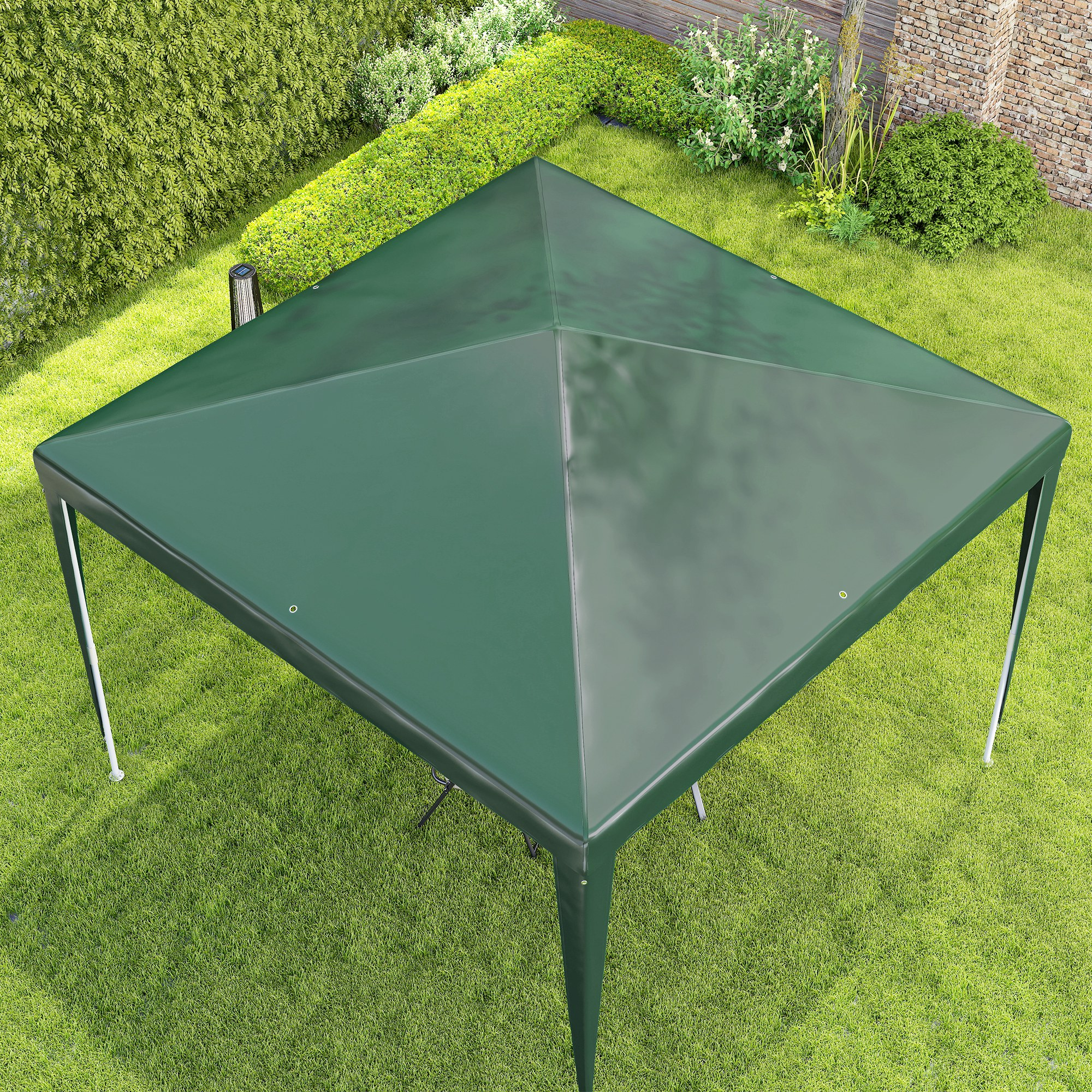 Un tetto di gazebo verde si trova su un prato verde lussureggiante accanto a un muro di pietra.