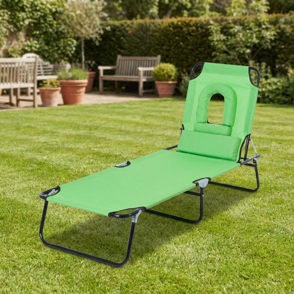 Sdraio verde con apertura per il viso su un prato in giardino.