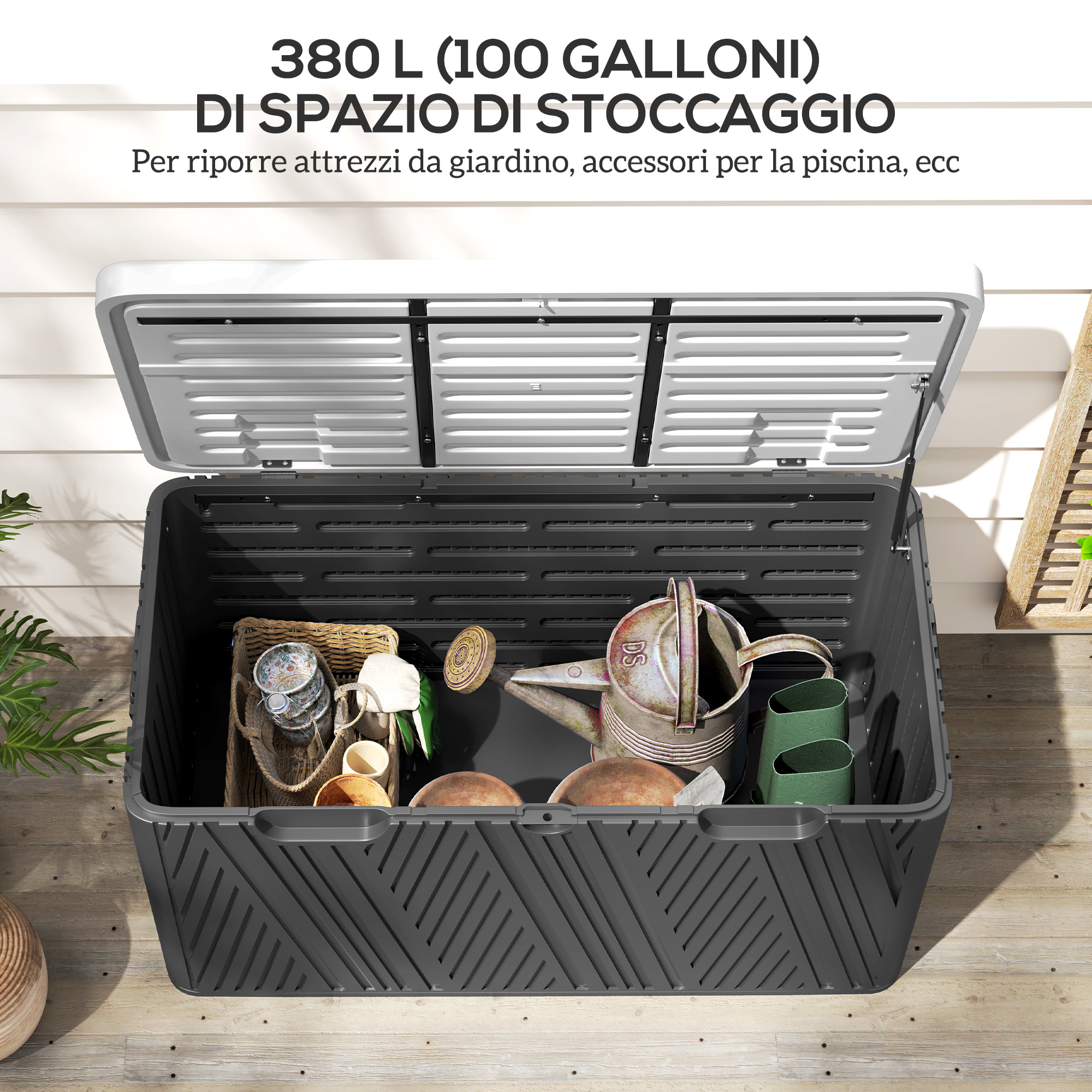 Un baule portaoggetti grigio aperto, riempito con attrezzi da giardino.