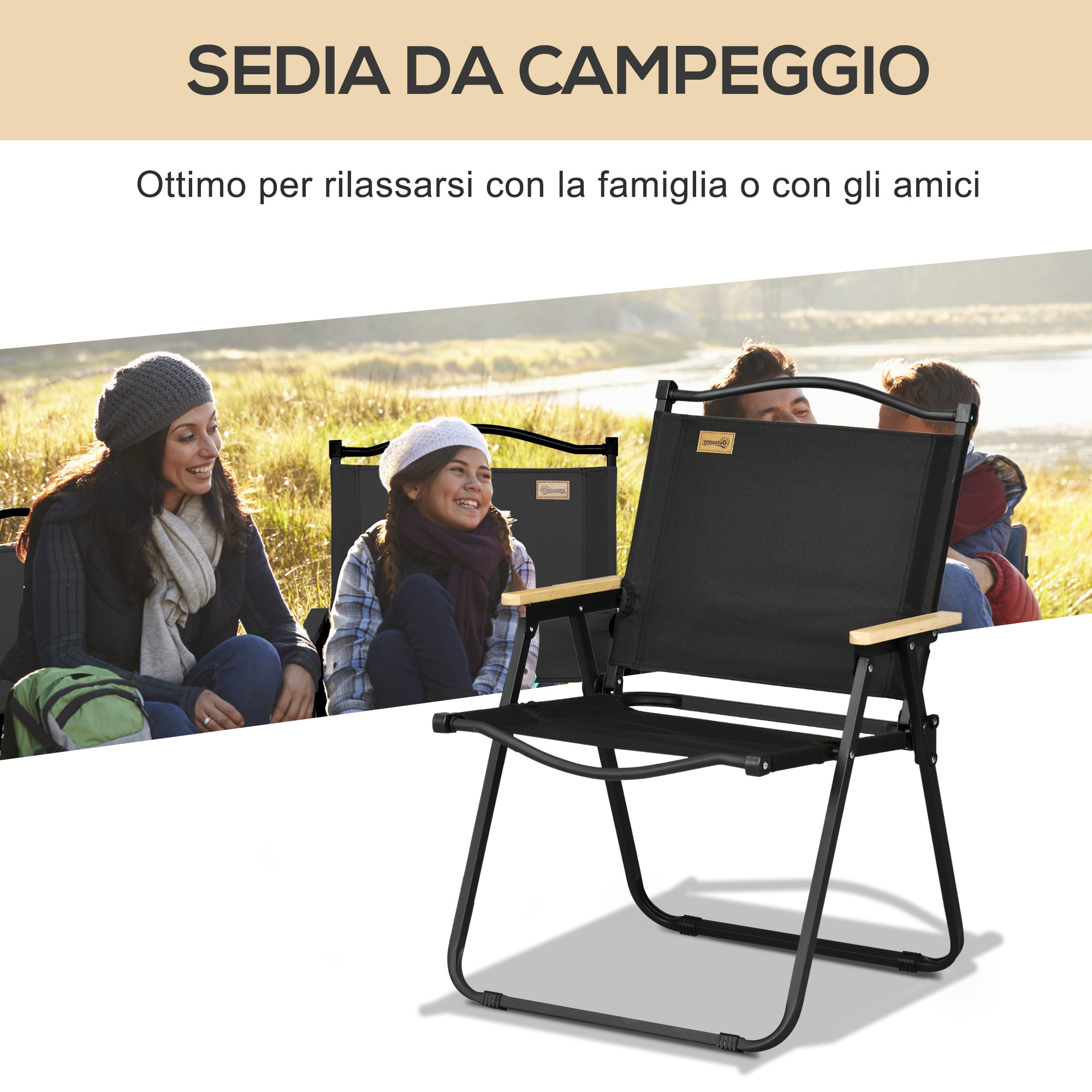 Sedia da campeggio nera con braccioli in legno, famiglia sullo sfondo.