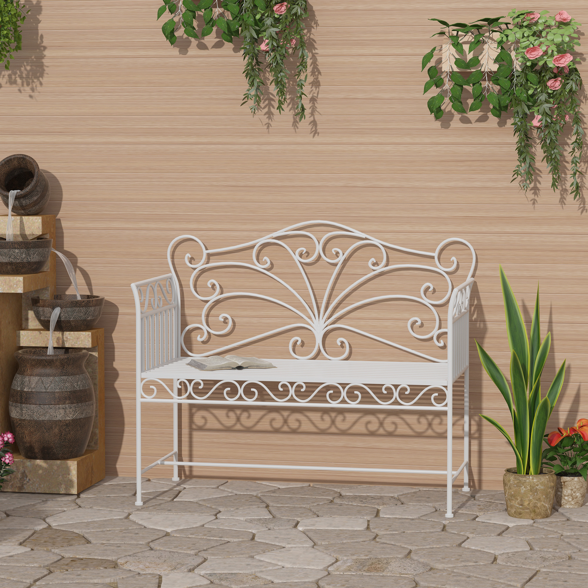 Una panchina da giardino bianca davanti a un muro di legno, con piante e fontana.