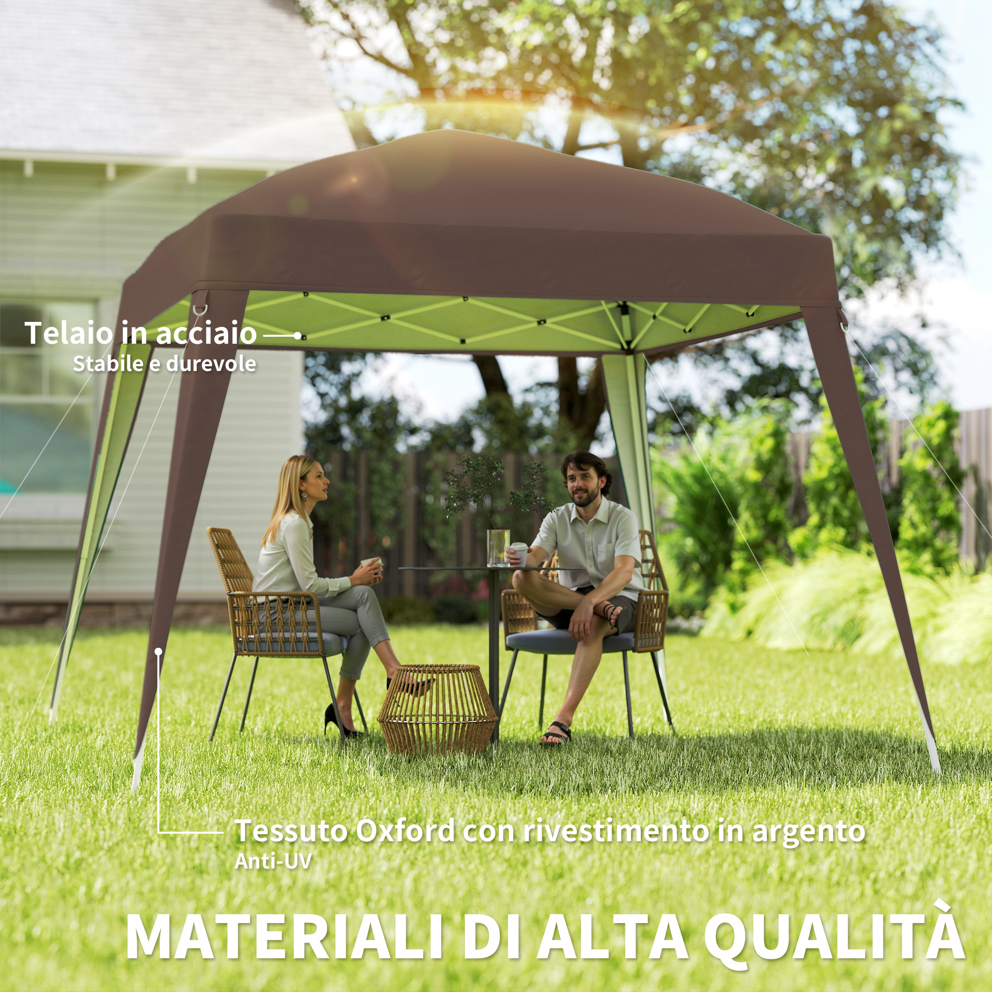 Una coppia siede sotto una tenda marrone in un giardino.