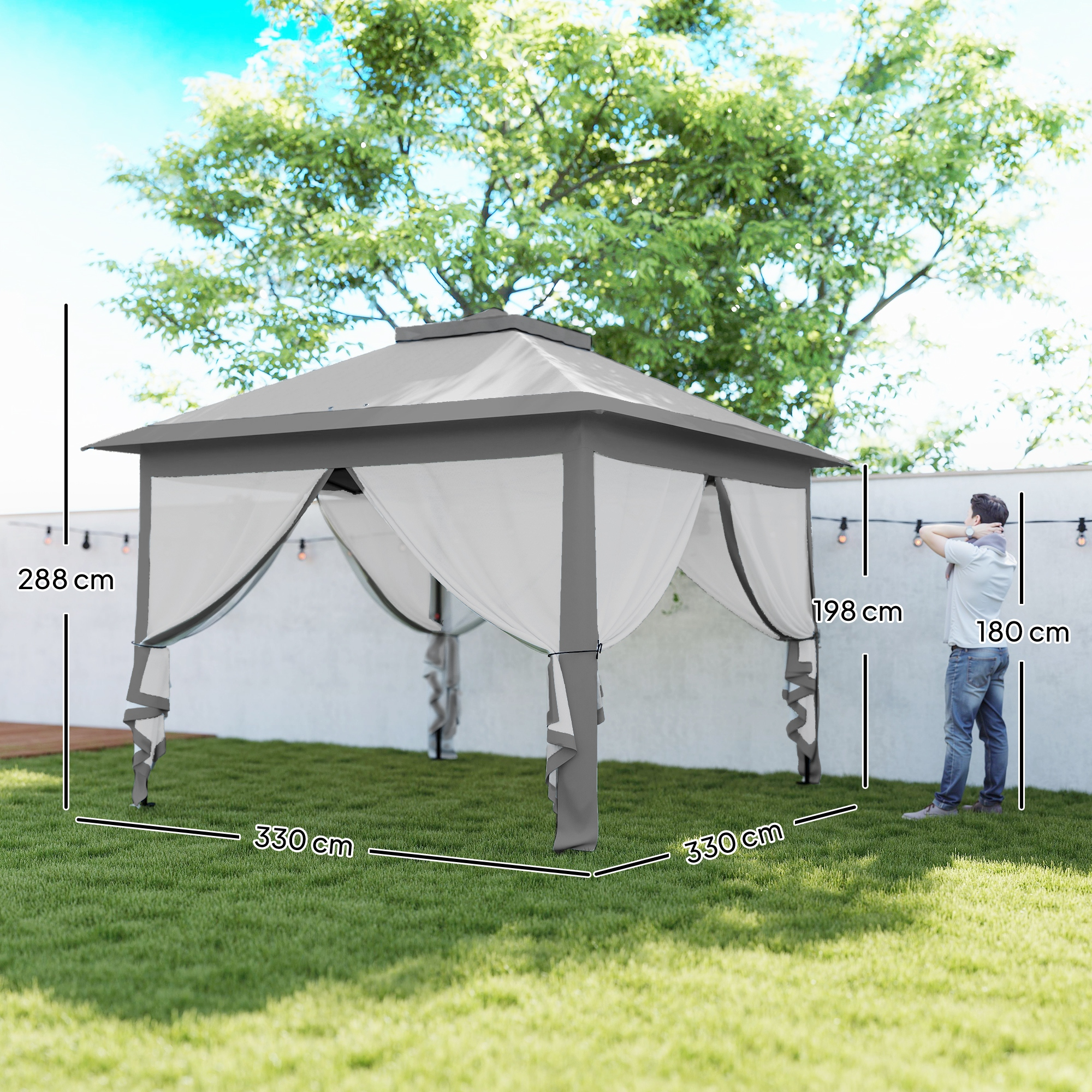 Un uomo accanto a un gazebo 330x330cm, alto 288cm.