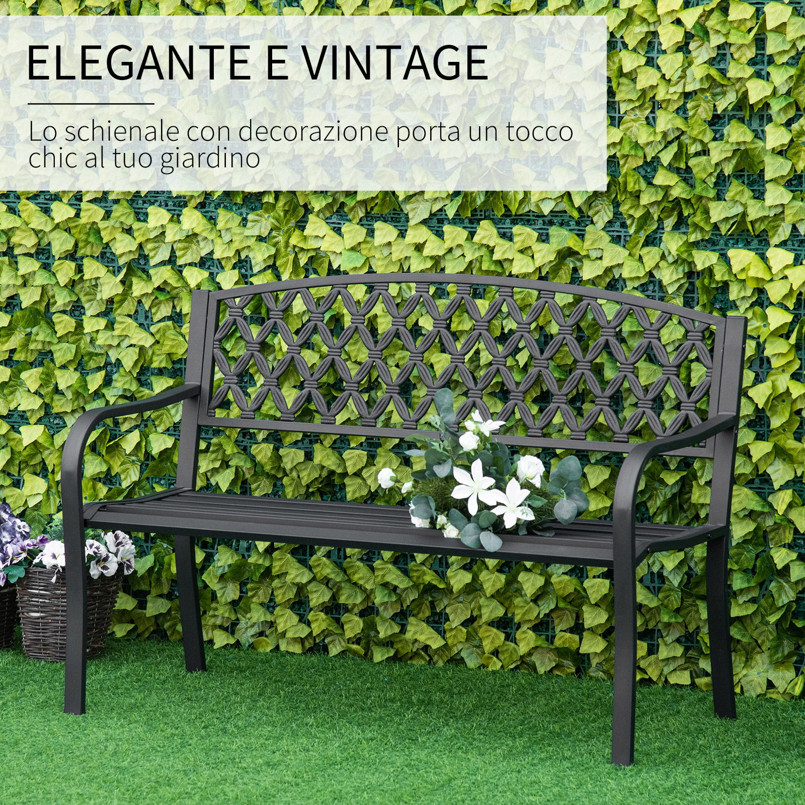 Una panchina da giardino nera con fiori davanti a un muro di edera verde.
