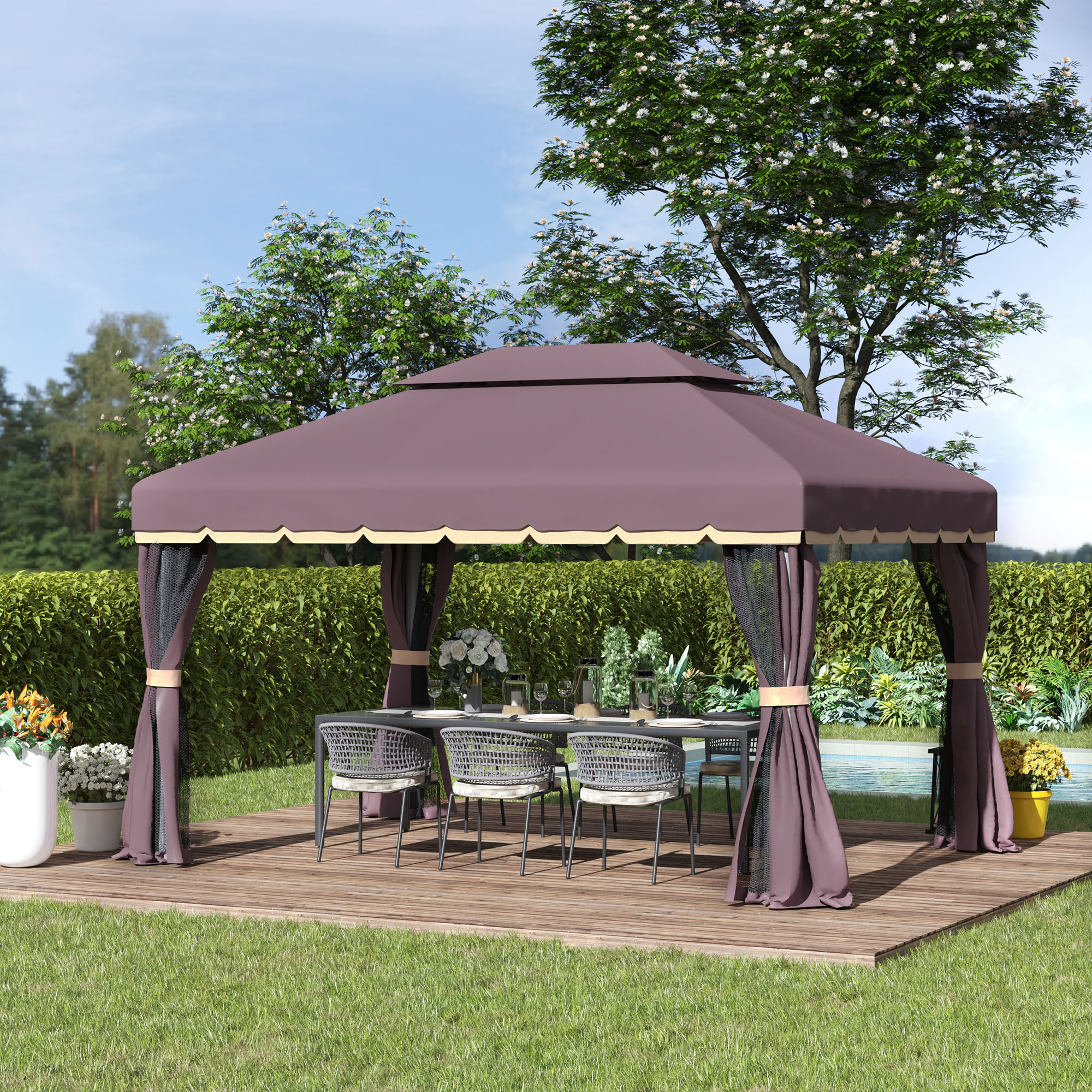 Un gazebo con tavolo apparecchiato e sedie su un ponte di legno, circondato da erba e alberi.