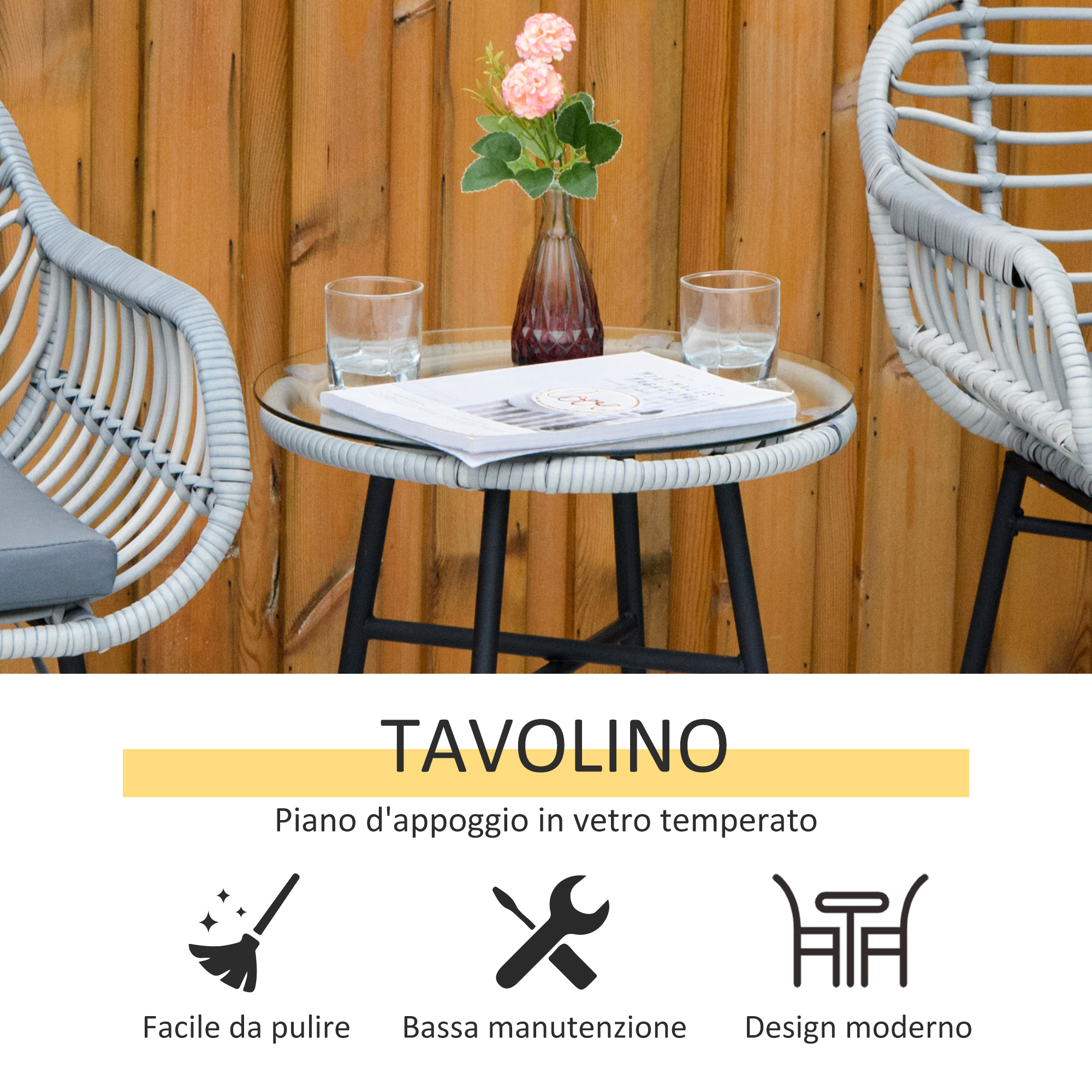 Un tavolino con piano in vetro, due bicchieri, un vaso di fiori e due sedie.