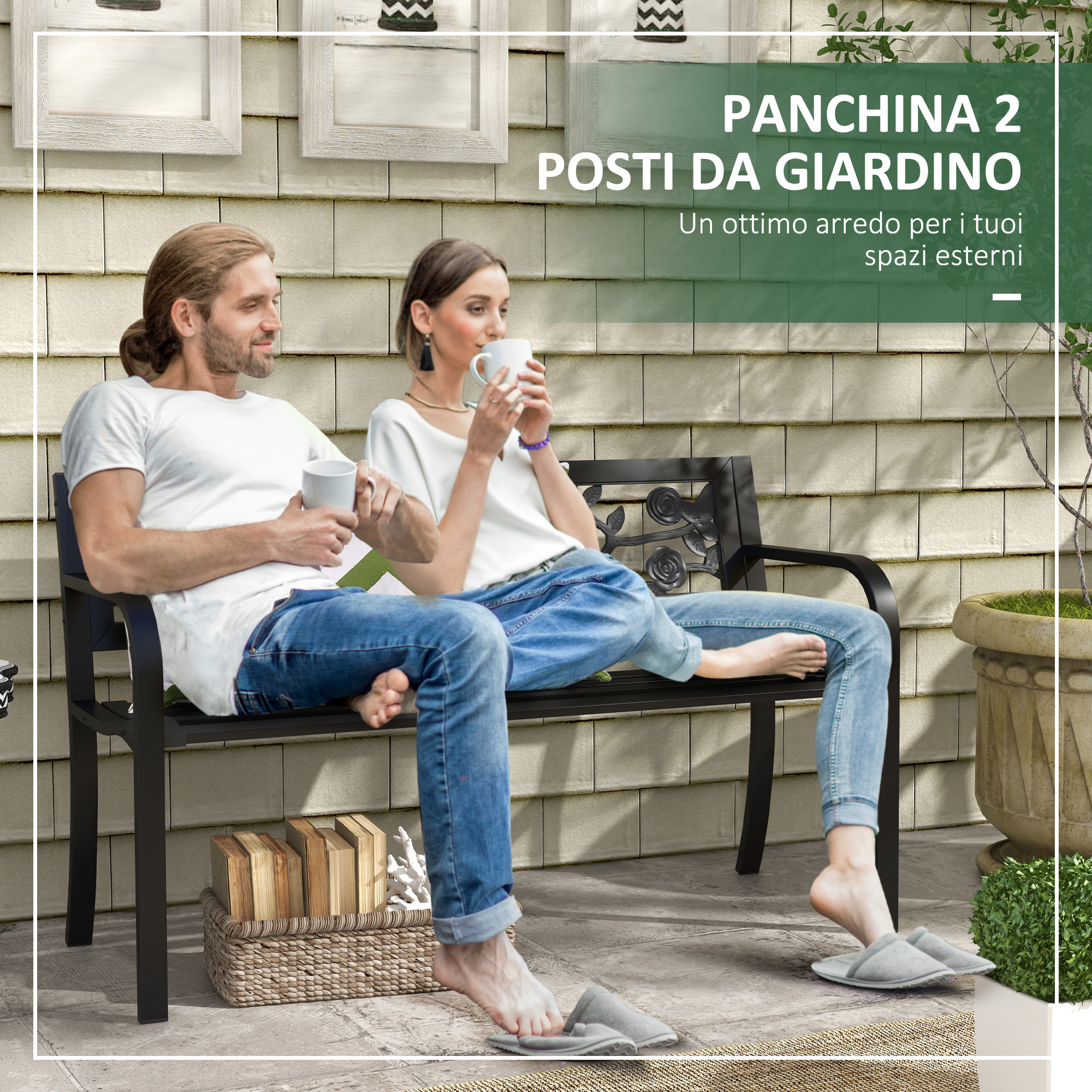 Una coppia beve caffè su una panchina da giardino. Sullo sfondo ci sono quadri e un vaso.